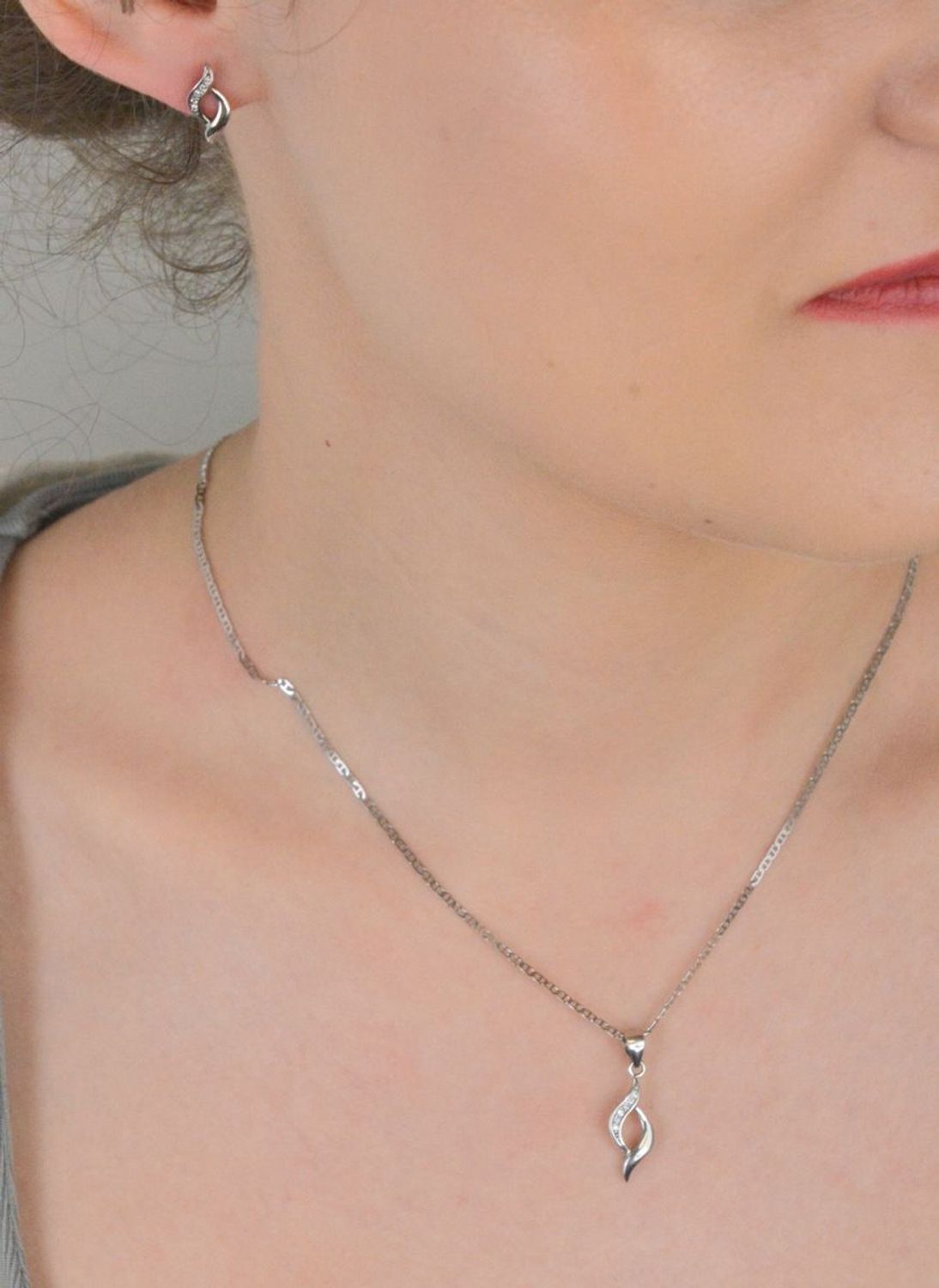 Kolczyki srebrne próba 925 zdobione cyrkoniami, DIA-KLC-0796-925 Srebrne kolczyki o wyjątkowo subtelnym designie to idealna propozycja dla kobiet, które kochają klasykę z 1.jpg