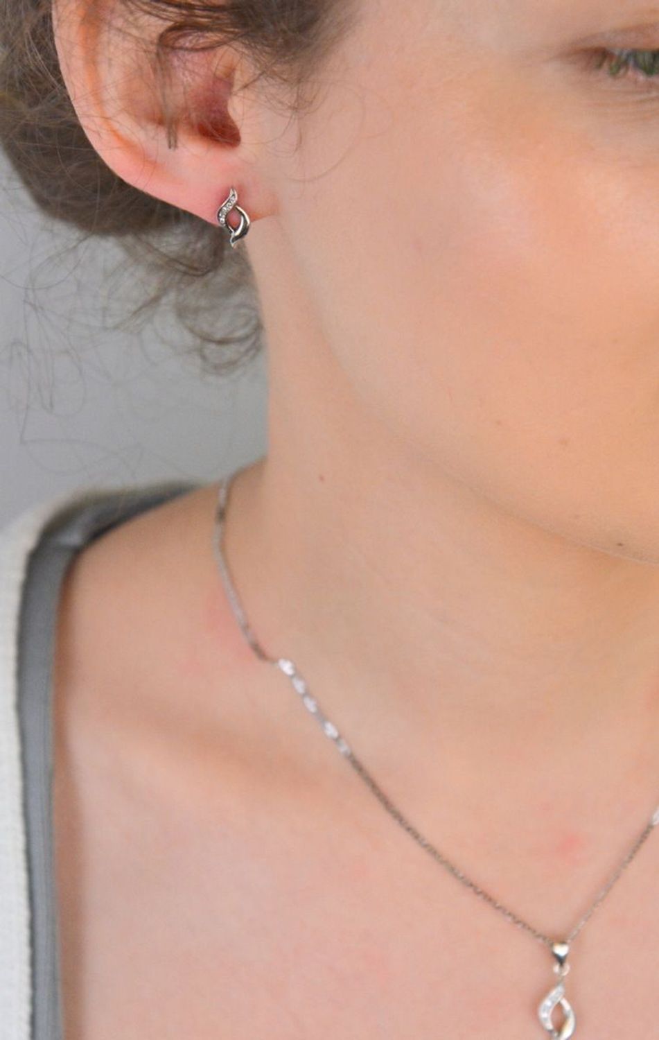 Kolczyki srebrne próba 925 zdobione cyrkoniami, DIA-KLC-0796-925 Srebrne kolczyki o wyjątkowo subtelnym designie to idealna propozycja dla kobiet, które kochają klasykę z 1.jpg