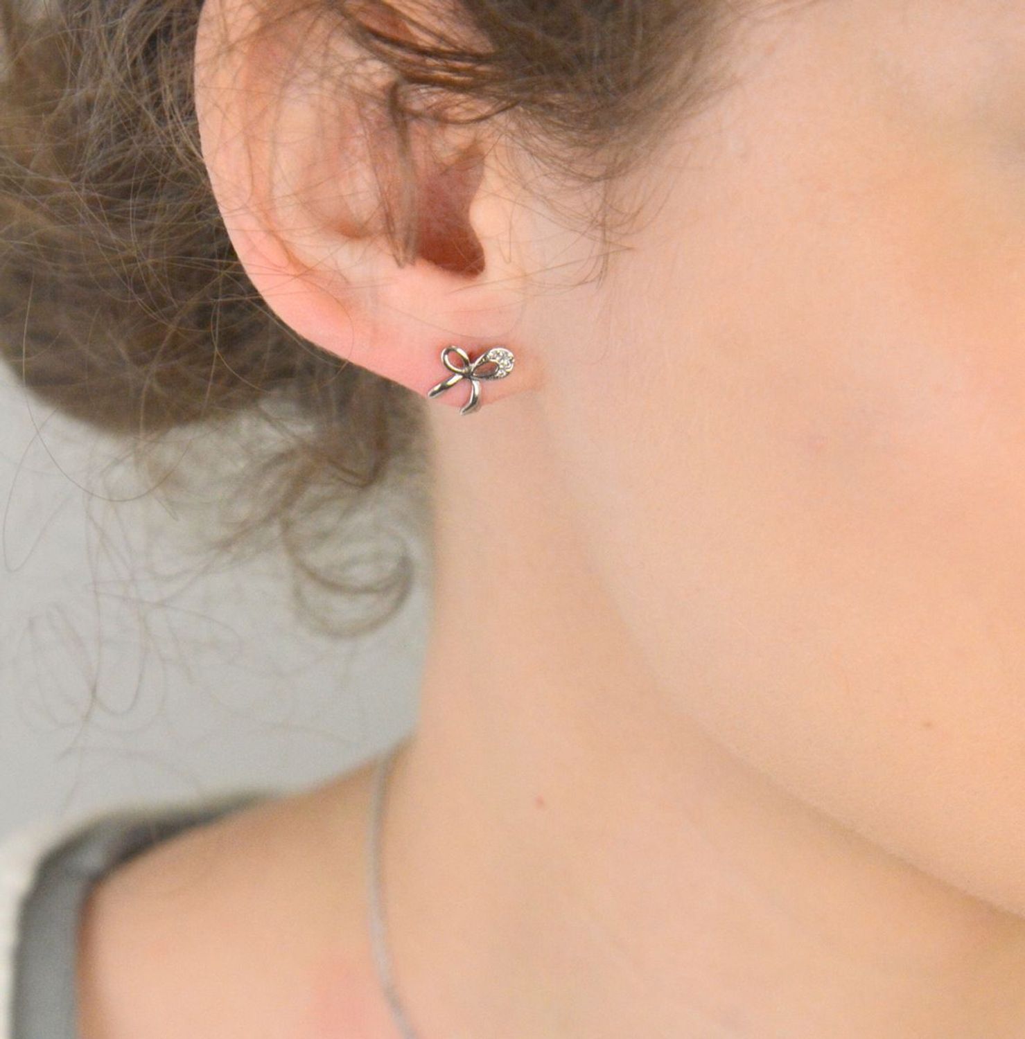 Kolczyki srebrne kokardki z cyrkoniami próba 925, DIA-KLC-0799-925 Urocze kolczyki srebrne w kształcie kokardek, wykonane z srebra próby 925, ozdobione subtelnymi cyrkoniami. 1.jpg