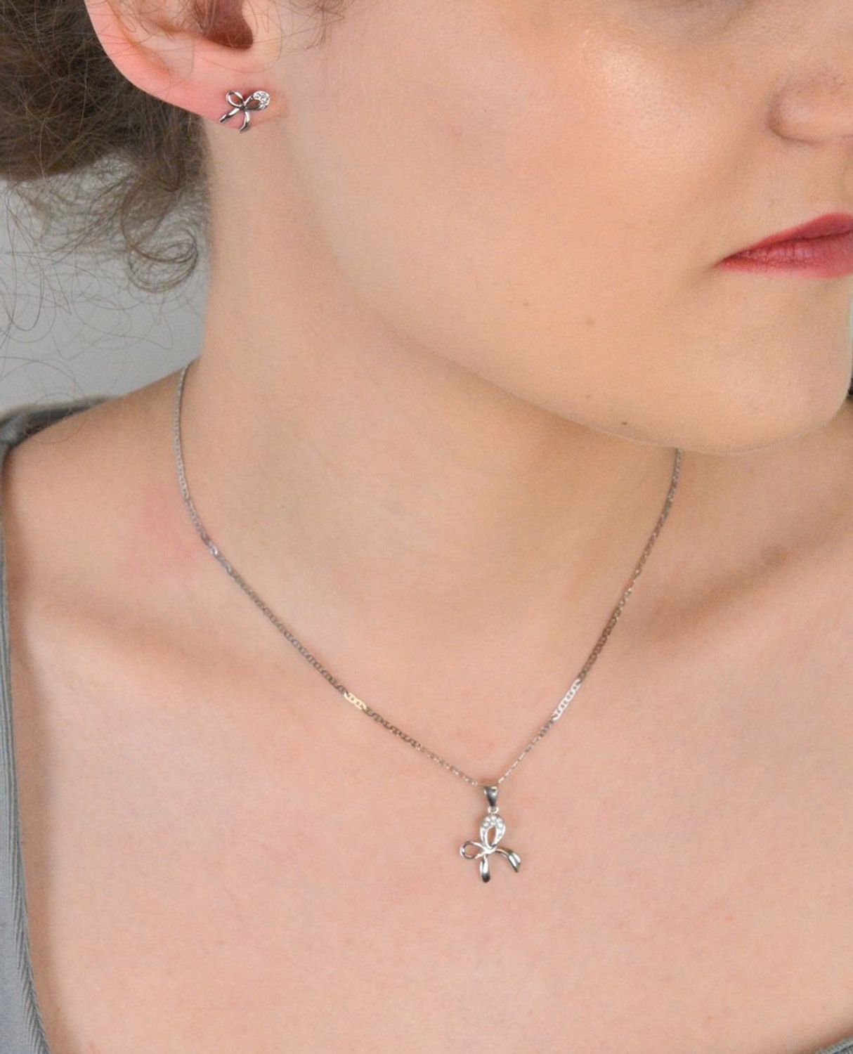 Kolczyki srebrne kokardki z cyrkoniami próba 925, DIA-KLC-0799-925 Urocze kolczyki srebrne w kształcie kokardek, wykonane z srebra próby 925, ozdobione subtelnymi cyrkoniami. 1.jpg