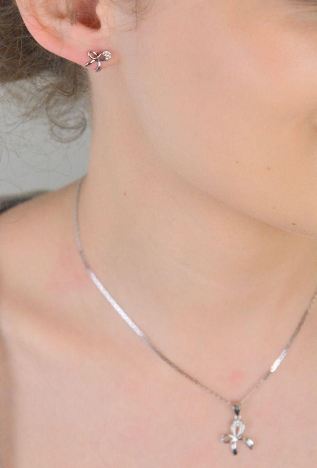 Kolczyki srebrne kokardki z cyrkoniami próba 925, DIA-KLC-0799-925 Urocze kolczyki srebrne w kształcie kokardek, wykonane z srebra próby 925, ozdobione subtelnymi cyrkoniami. 1.jpg