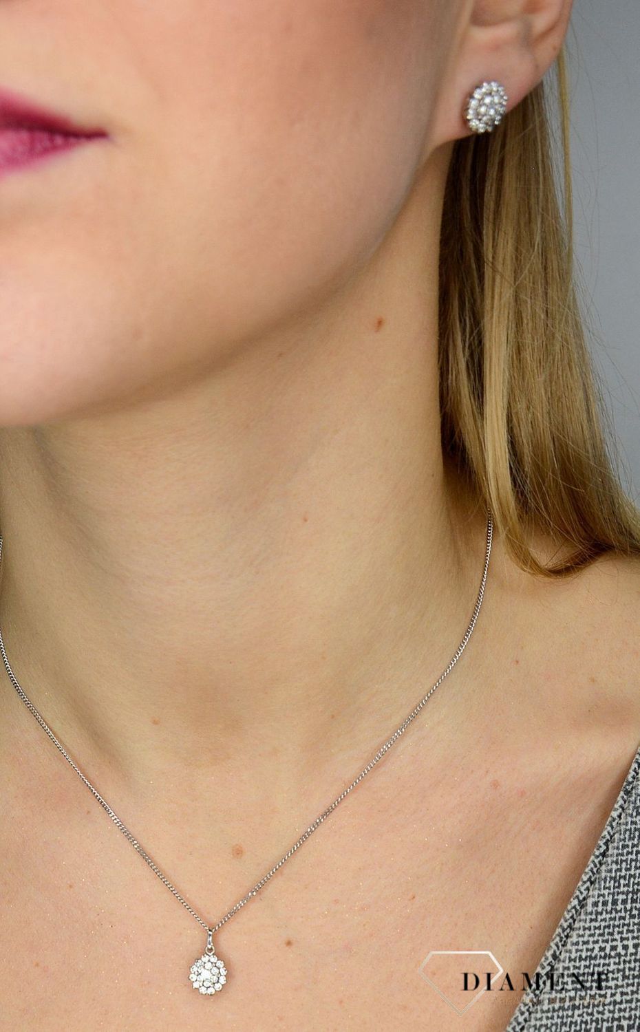 Złote kolczyki w formie kwiatów ozdobione cyrkonią DIA-KLC-0988K-585. Złote kolczyki wykonane z najwyższej jakości białe złota próby 585..jpg