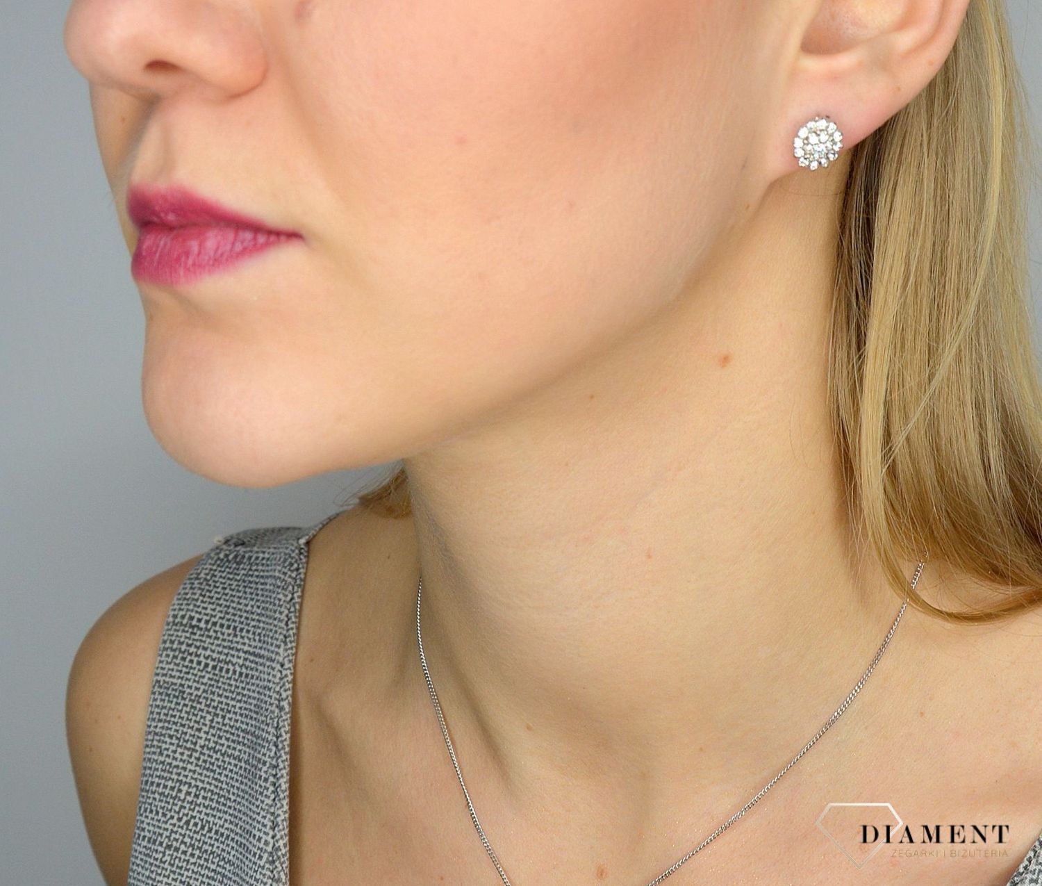 Złote kolczyki w formie kwiatów ozdobione cyrkonią DIA-KLC-0988K-585. Złote kolczyki wykonane z najwyższej jakości białe złota próby 585..jpg