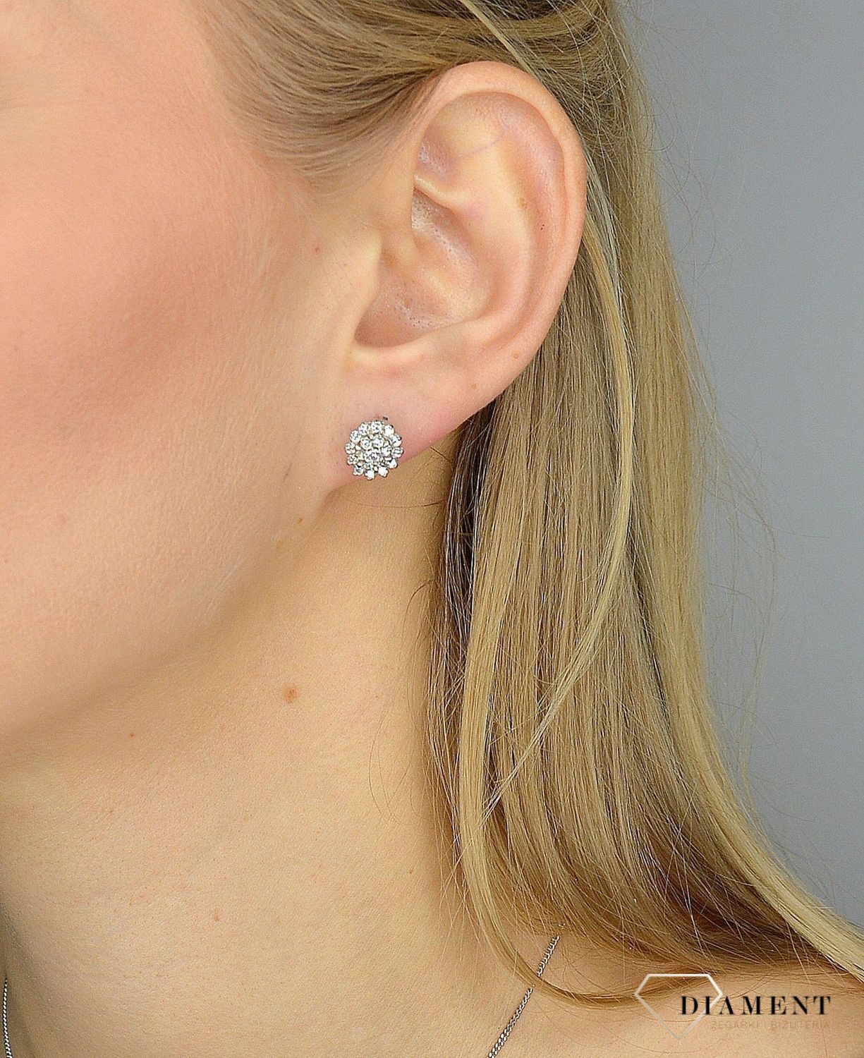 Złote kolczyki w formie kwiatów ozdobione cyrkonią DIA-KLC-0988K-585. Złote kolczyki wykonane z najwyższej jakości białe złota próby 585..jpg