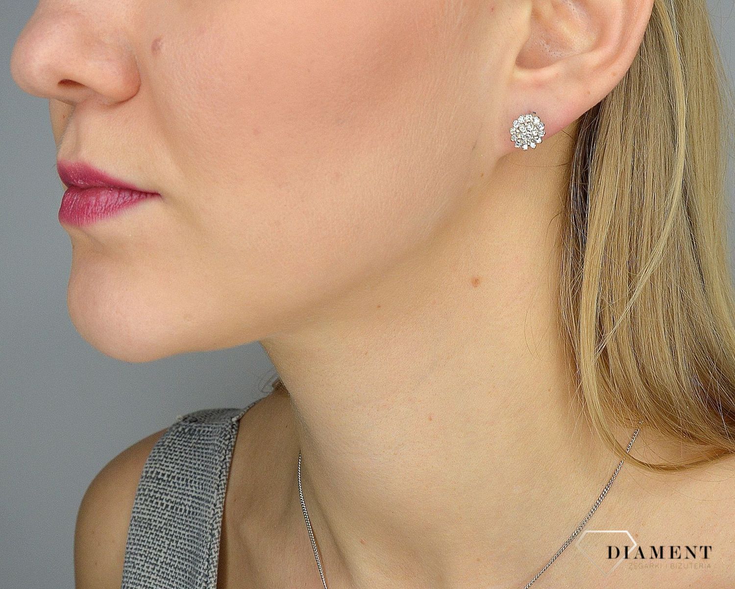 Złote kolczyki w formie kwiatów ozdobione cyrkonią DIA-KLC-0988K-585. Złote kolczyki wykonane z najwyższej jakości białe złota próby 585..jpg