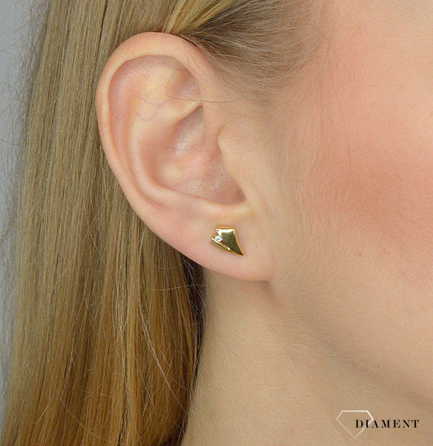 Złote kolczyki 585 znak V z cyrkonią DIA-KLC-0998K-585.jpg