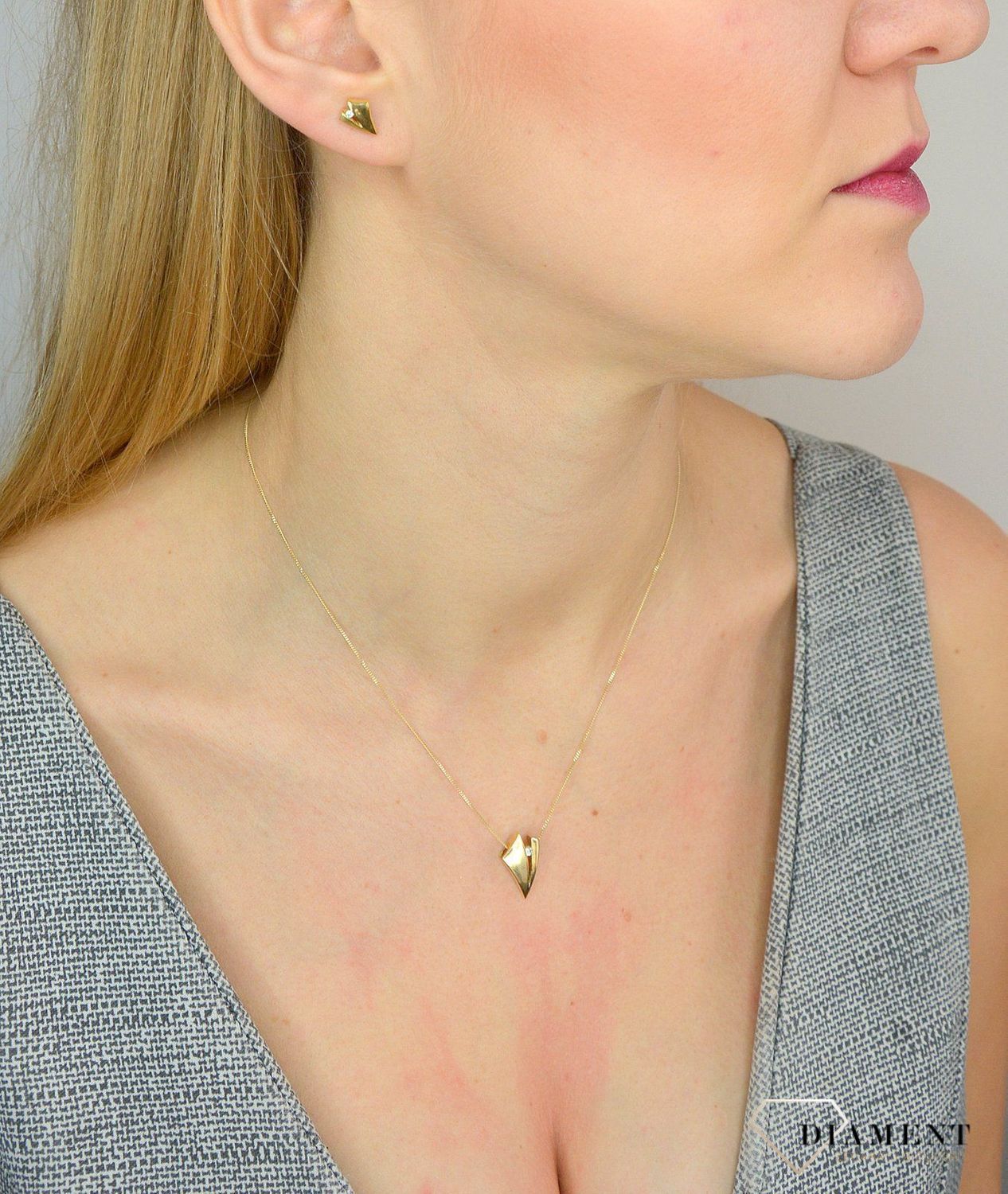 Złote kolczyki 585 znak V z cyrkonią DIA-KLC-0998K-585.jpg