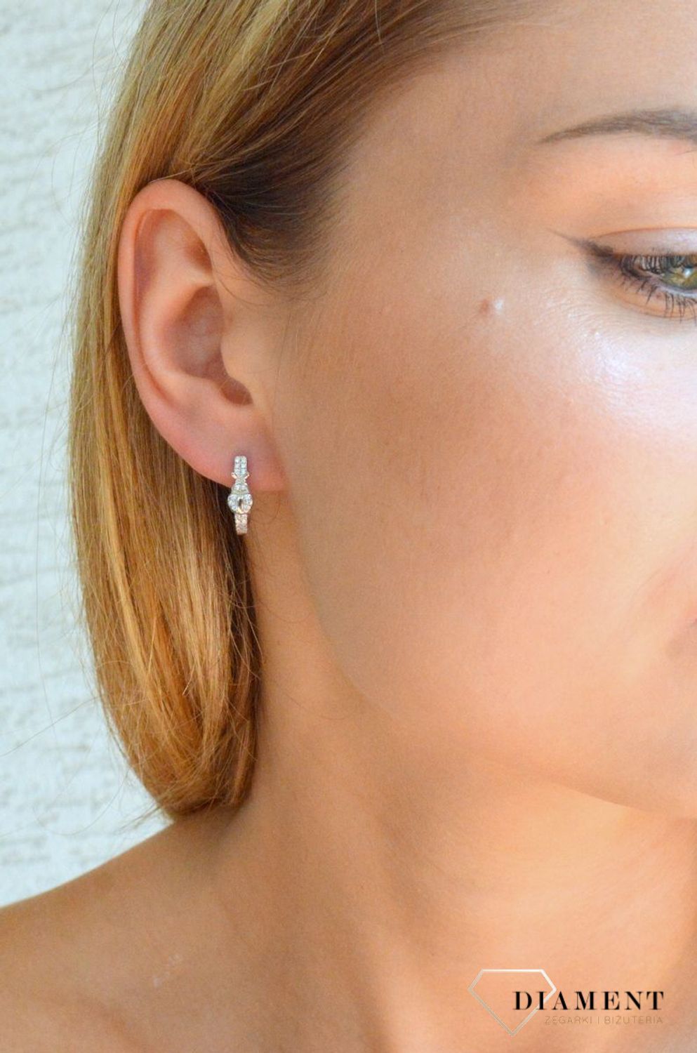 Srebrne kolczyki dla dziewczynki ozdobione cyrkoniami o wzorze biedronki DIA-KLC-10001-925. Srebrne kolczyki damskie. Kolczyki dziecięce z biedronką. kolczyki srebrne idealne na prezent. Kolczyki z cyrkoniami dla małej dziewcz.jpg