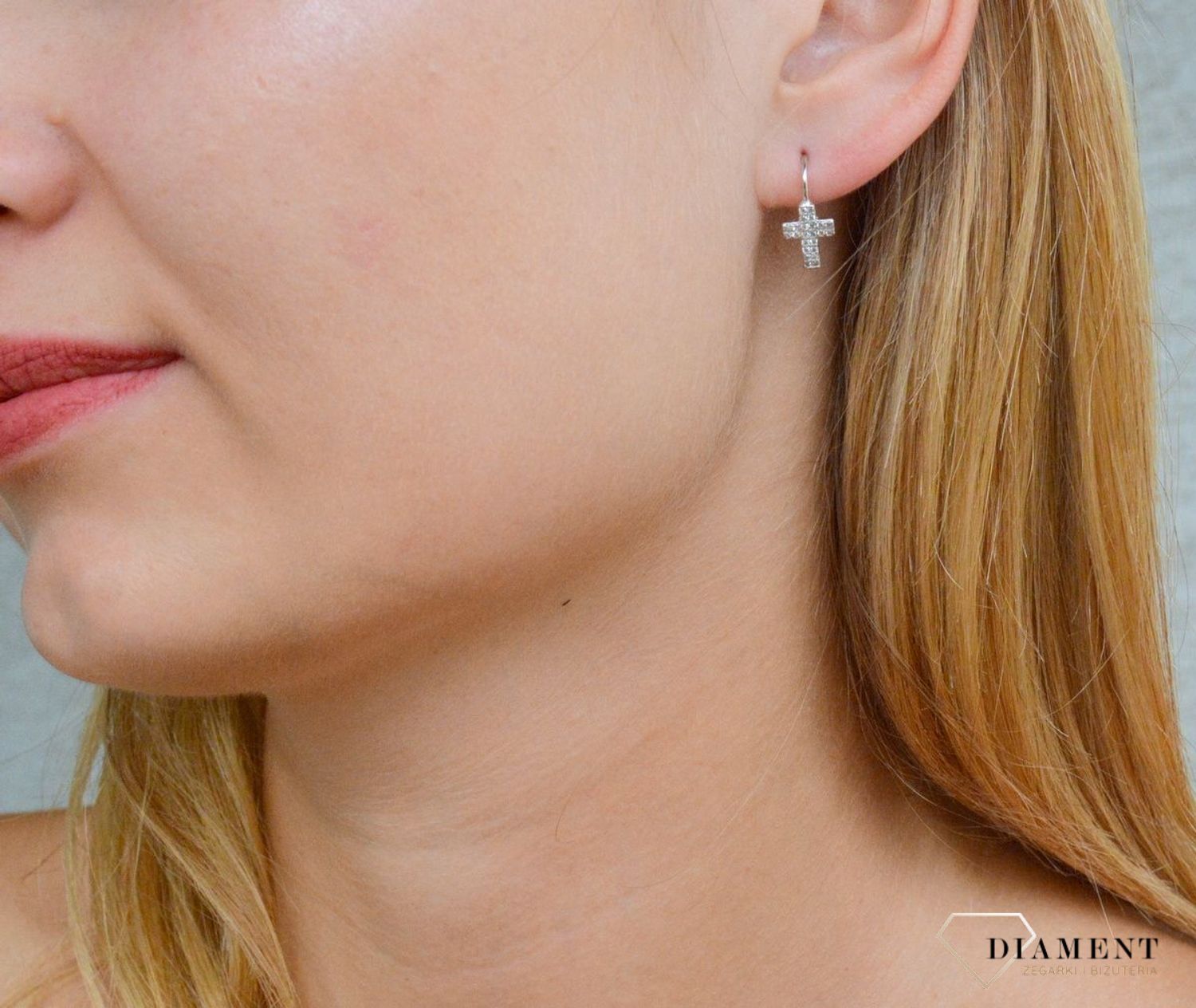 Srebrne kolczyki damskie krzyżyki z cyrkoniami DIA-KLC-10003-925. Srebrne kolczyki damskie. Kolczyki srebrne z cyrkoniami. Srebrne kolczyki w o wzorze krzyżyków..jpg