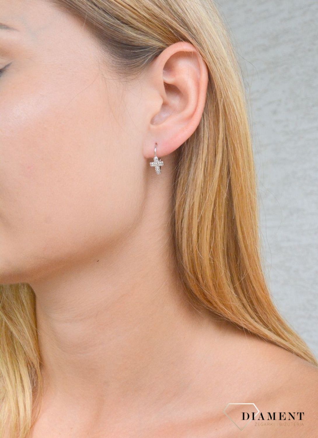 Srebrne kolczyki damskie krzyżyki z cyrkoniami DIA-KLC-10003-925. Srebrne kolczyki damskie. Kolczyki srebrne z cyrkoniami. Srebrne kolczyki w o wzorze krzyżyków..jpg
