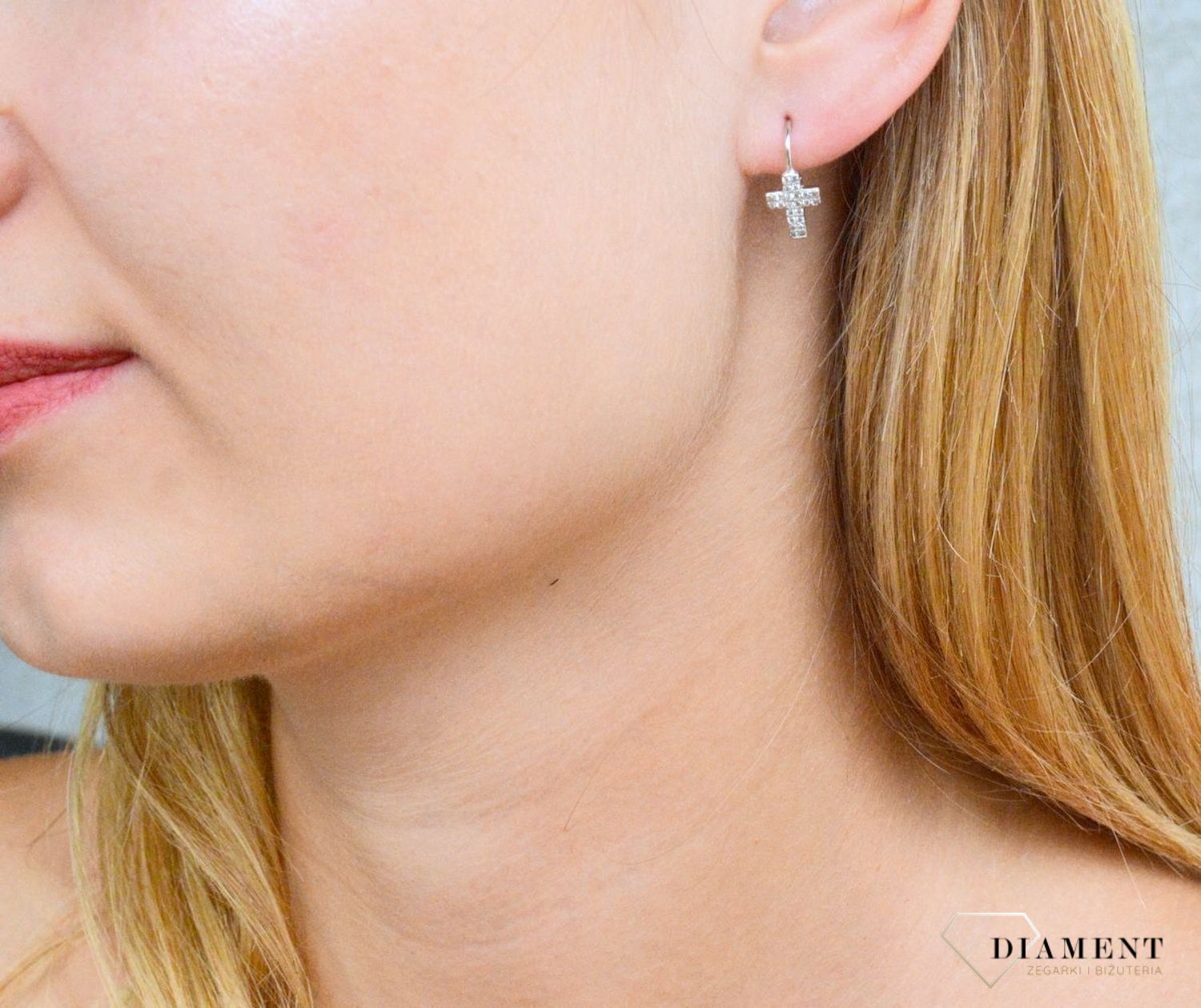 Srebrne kolczyki damskie krzyżyki z cyrkoniami DIA-KLC-10003-925. Srebrne kolczyki damskie. Kolczyki srebrne z cyrkoniami. Srebrne kolczyki w o wzorze krzyżyków..jpg