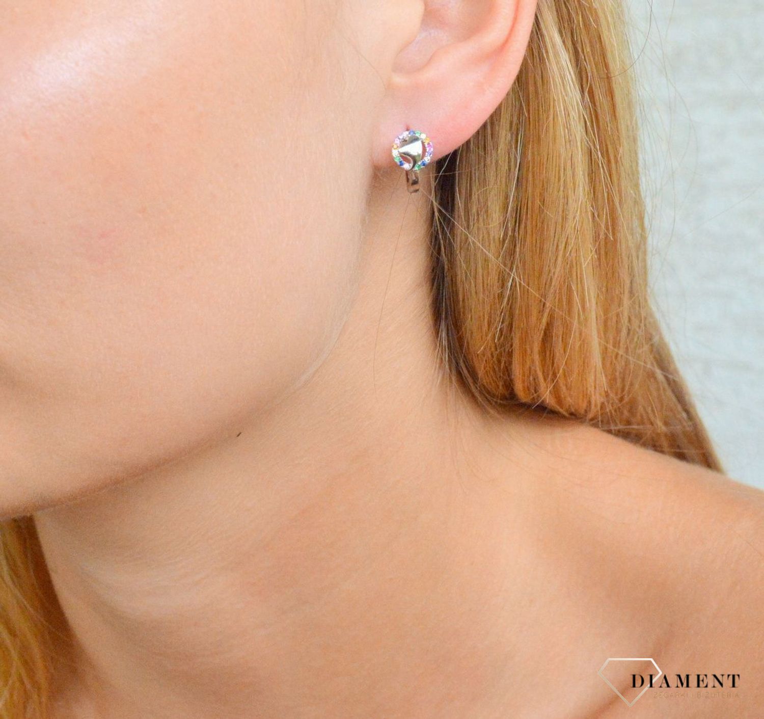 Kolczyki srebrne Serduszka kolorowe cyrkonie DIA-KLC-10004-925. Kolczyki srebrne dla dziewczynki. Prezent dla córki. Delikatna biżuteria. Kolczyki z wygodnym zapięciem na zatrzask..jpg