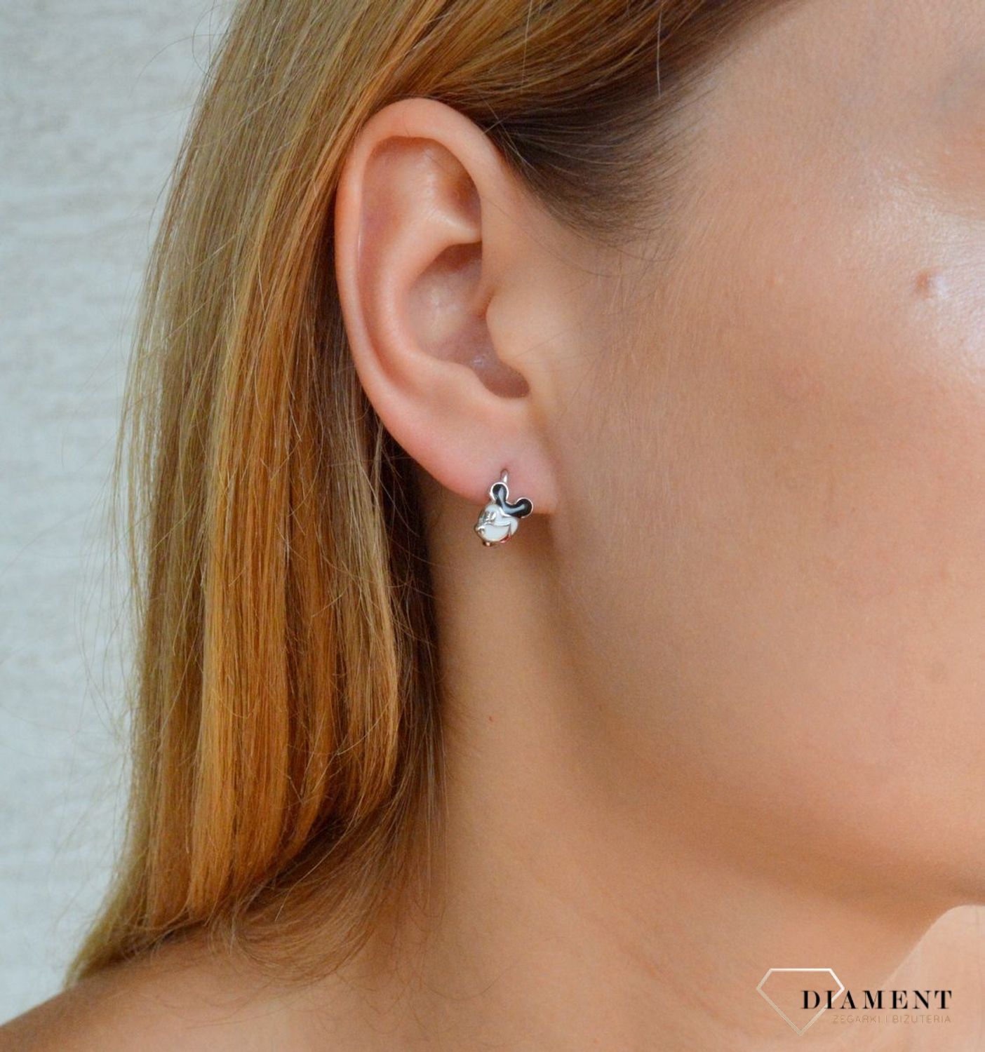 Kolczyki srebrne dla dziewczynki Myszka Miki DIA-KLC-10005-925. Kolczyki zostały starannie ozdobione emalią. Idealny prezent dla małej modnisi. Kolczyki przedstawiające myszkę miki. Myszka z bajki. Świetny pomysł na upominek..jpg