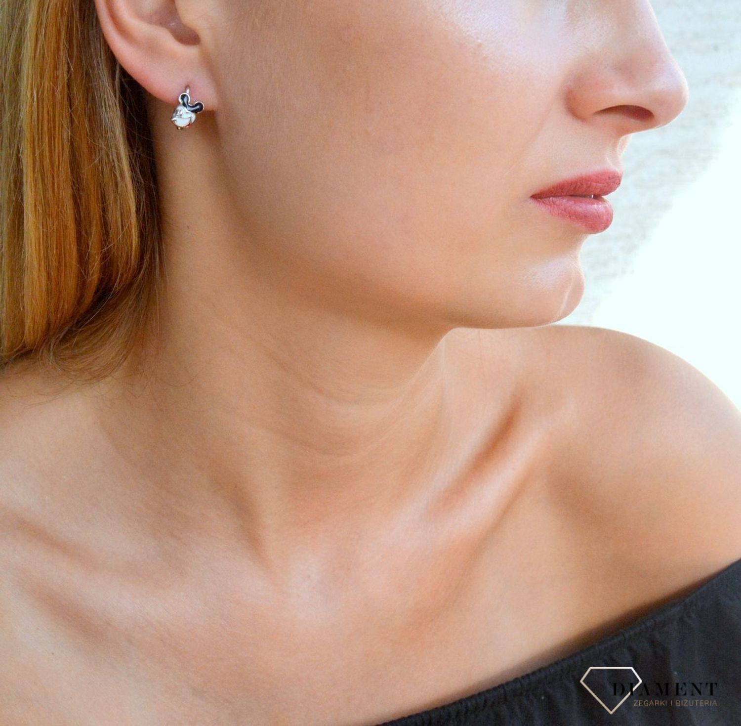 Kolczyki srebrne dla dziewczynki Myszka Miki DIA-KLC-10005-925. Kolczyki zostały starannie ozdobione emalią. Idealny prezent dla małej modnisi. Kolczyki przedstawiające myszkę miki. Myszka z bajki. Świetny pomysł na upominek..jpg