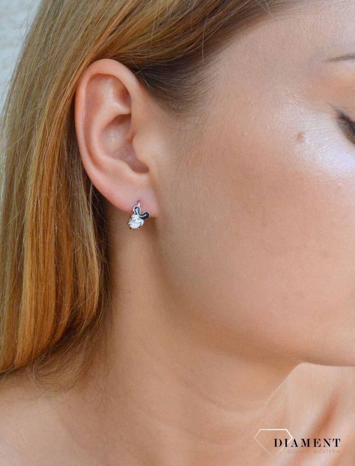 Kolczyki srebrne dla dziewczynki Myszka Miki DIA-KLC-10005-925. Kolczyki zostały starannie ozdobione emalią. Idealny prezent dla małej modnisi. Kolczyki przedstawiające myszkę miki. Myszka z bajki. Świetny pomysł na upominek..jpg