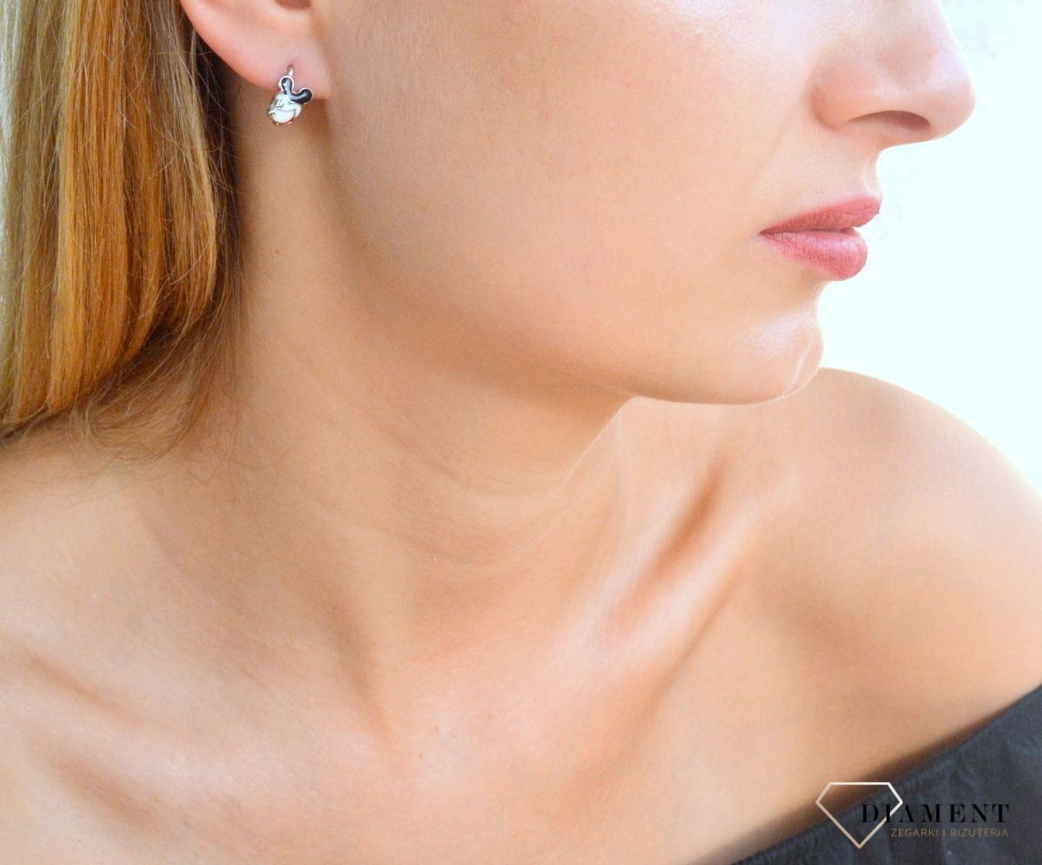 Kolczyki srebrne dla dziewczynki Myszka Miki DIA-KLC-10005-925. Kolczyki zostały starannie ozdobione emalią. Idealny prezent dla małej modnisi. Kolczyki przedstawiające myszkę miki. Myszka z bajki. Świetny pomysł na upominek..jpg