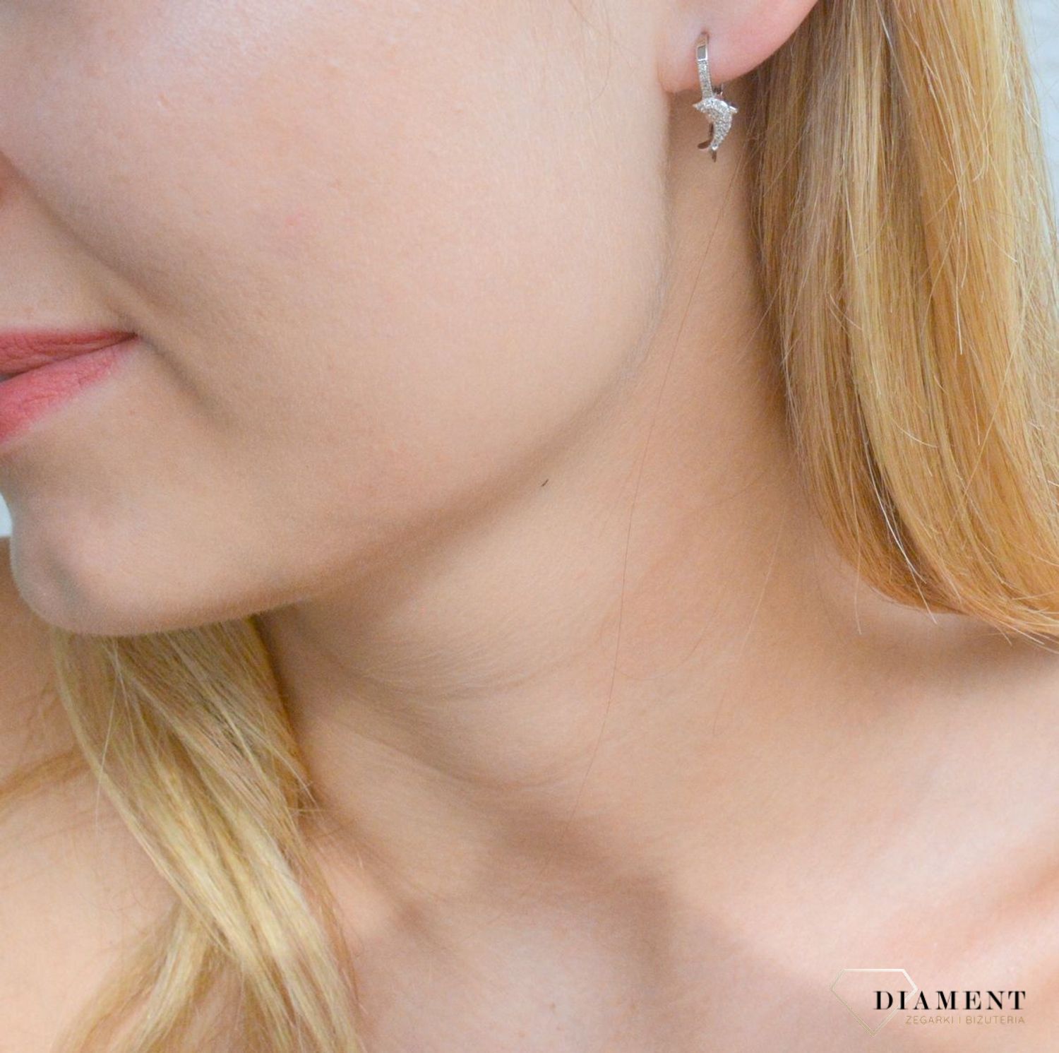 Srebrne kolczyki damskie delfinki w cyrkoniach DIA-KLC-10006-925. Kolczyki srebrne z cyrkoniami o wzorze delfinka. Kolczyki srebrne z wygodnym zapięciem na bigiel. Kolczyki wykonane z najwyższej jakości srebra próby 925. Kolcz.jpg