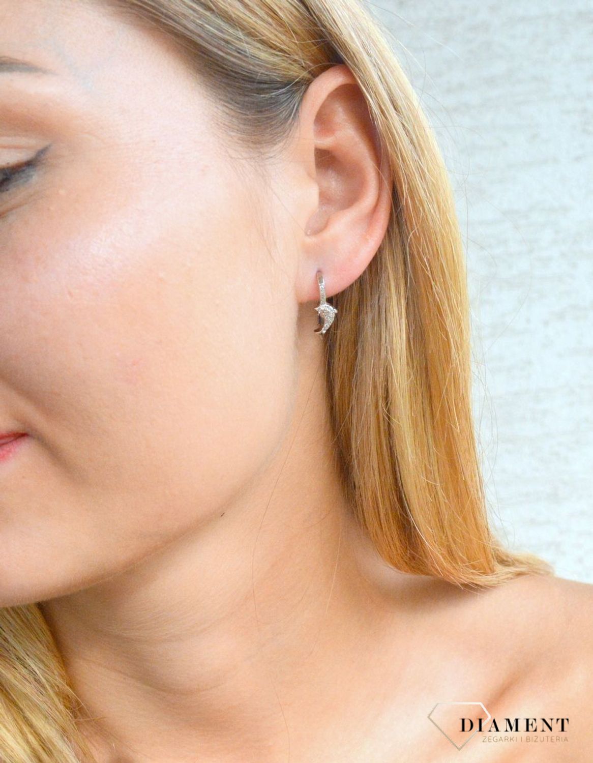Srebrne kolczyki damskie delfinki w cyrkoniach DIA-KLC-10006-925. Kolczyki srebrne z cyrkoniami o wzorze delfinka. Kolczyki srebrne z wygodnym zapięciem na bigiel. Kolczyki wykonane z najwyższej jakości srebra próby 925. Kolcz.jpg