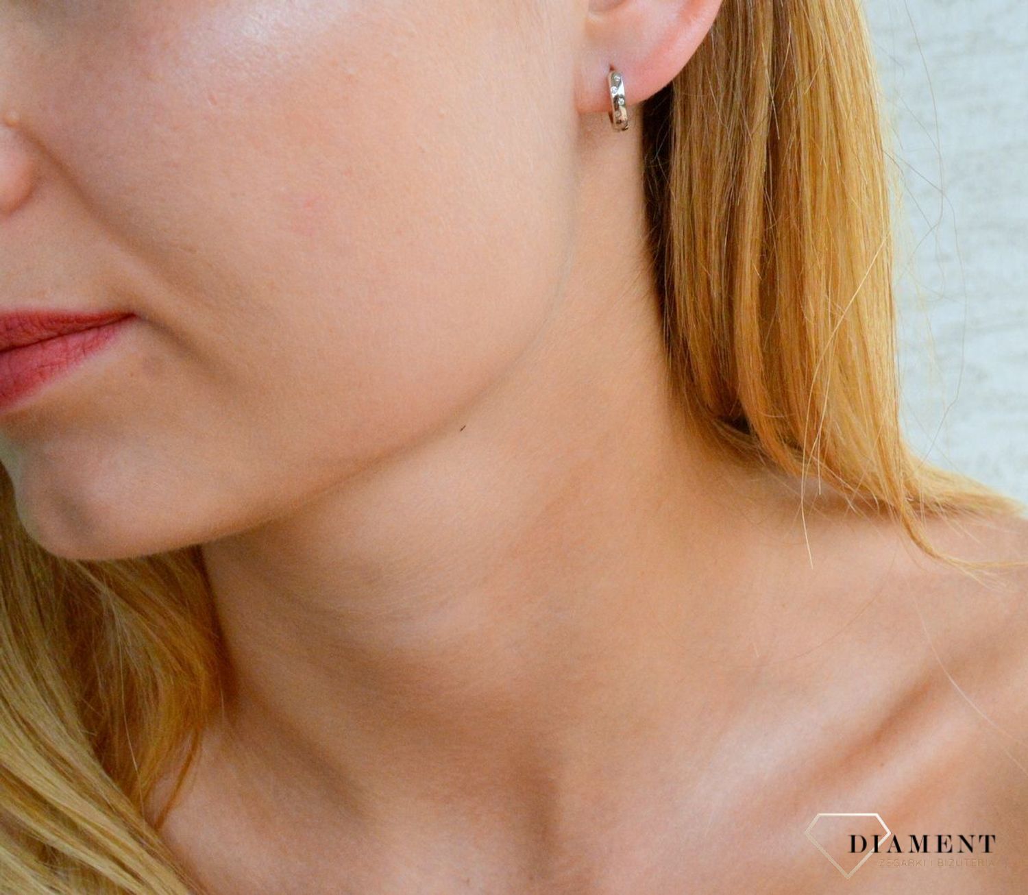 Srebrne kolczyki damskie kółeczka z cyrkoniami 1 cm DIA-KLC-10007-925.  Kolczyki z zapięciem na zatrzask ożywią codzienną stylizację ale również sprawdza się do bardziej wystawnych wyjść. Kolczyki zostały wykonane z najwyższ.jpg