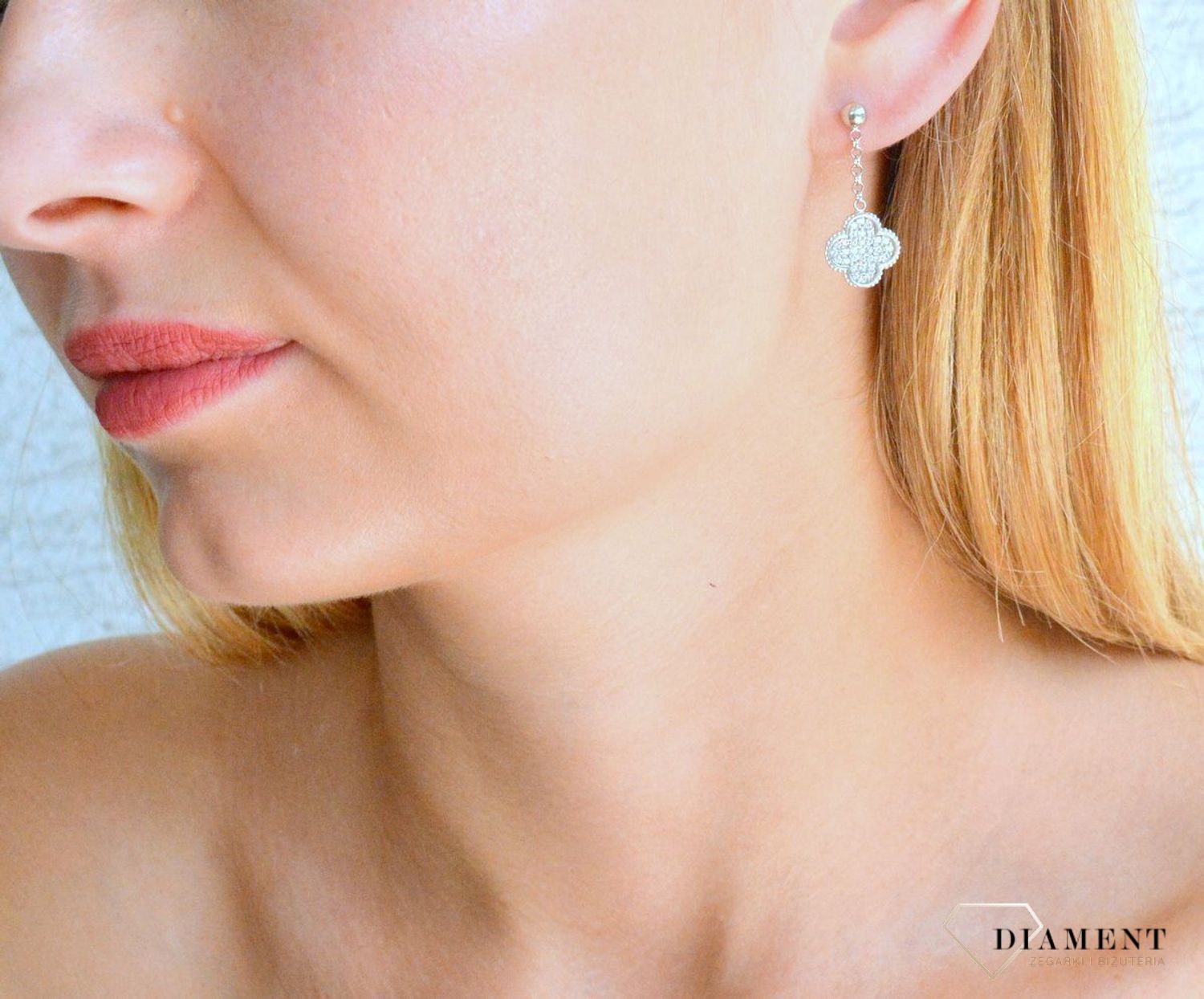 Srebrne kolczyki wiszące koniczynki z cyrkoniami DIA-KLC-10008-925. Srebrne kolczyki damskie. Kolczyki damskie srebrne wiszące. Kolczyki wiszące próby 925. Kolczyki srebrne wzór koniczynki. Kolczyki wiszące z zapięciem na szty.jpg