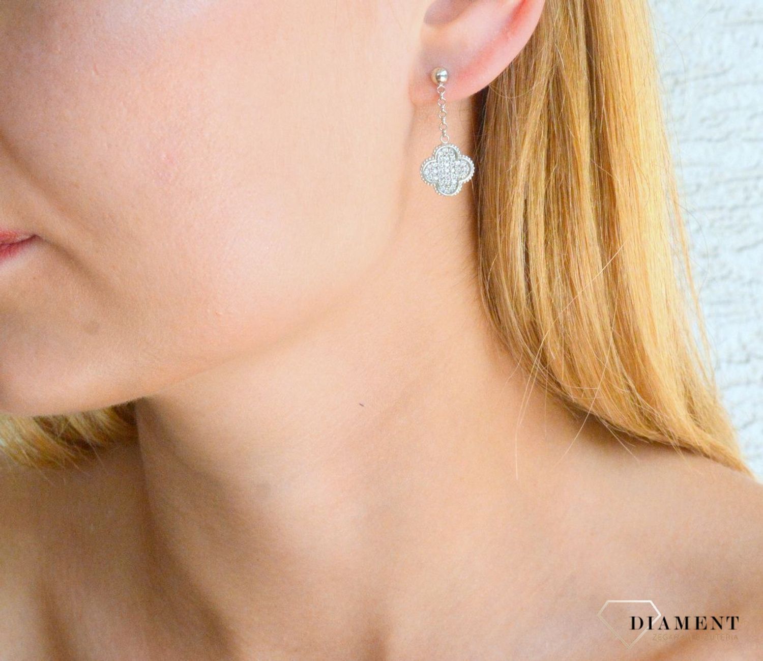 Srebrne kolczyki wiszące koniczynki z cyrkoniami DIA-KLC-10008-925. Srebrne kolczyki damskie. Kolczyki damskie srebrne wiszące. Kolczyki wiszące próby 925. Kolczyki srebrne wzór koniczynki. Kolczyki wiszące z zapięciem na szty.jpg