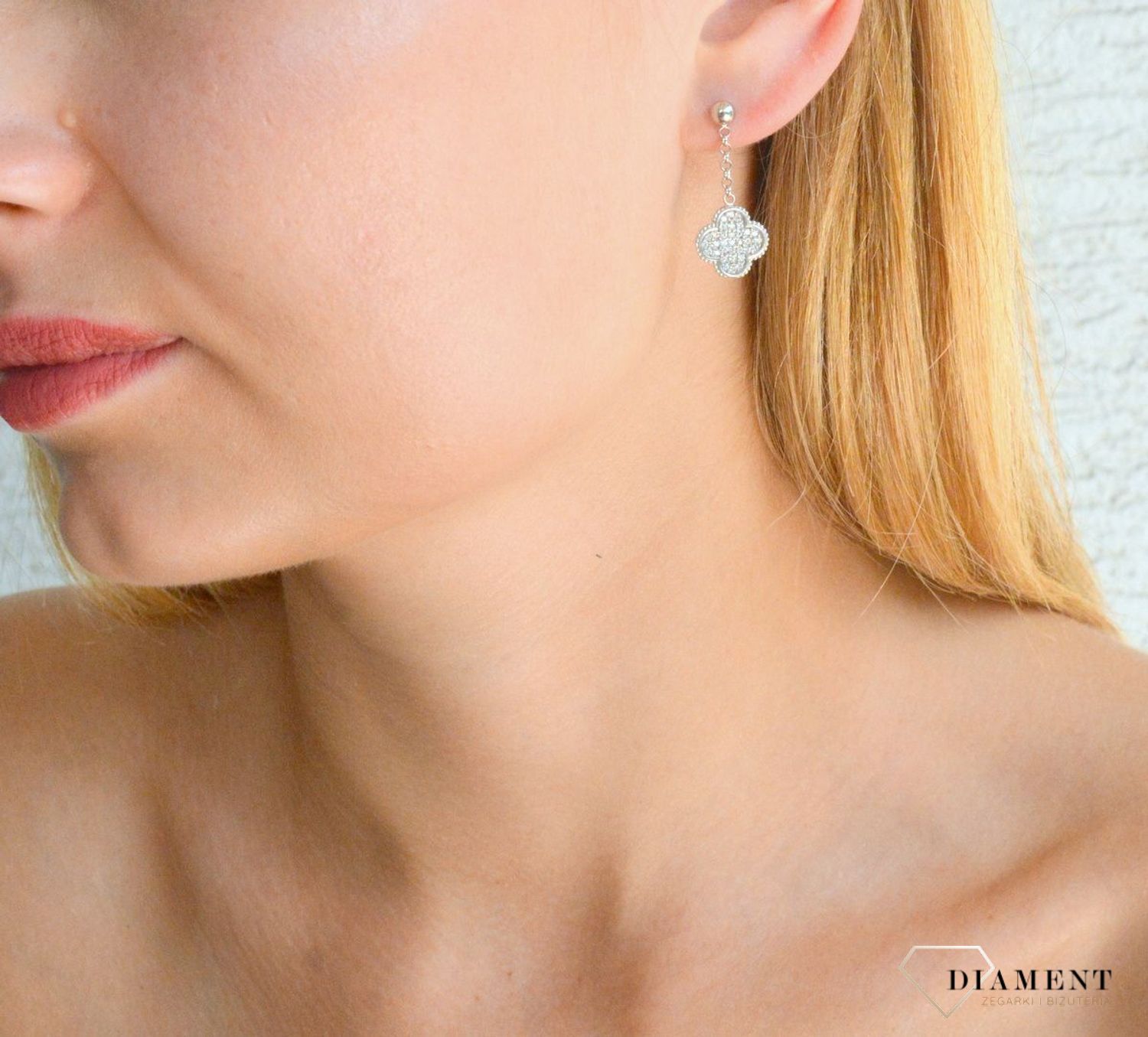 Srebrne kolczyki wiszące koniczynki z cyrkoniami DIA-KLC-10008-925. Srebrne kolczyki damskie. Kolczyki damskie srebrne wiszące. Kolczyki wiszące próby 925. Kolczyki srebrne wzór koniczynki. Kolczyki wiszące z zapięciem na szty.jpg