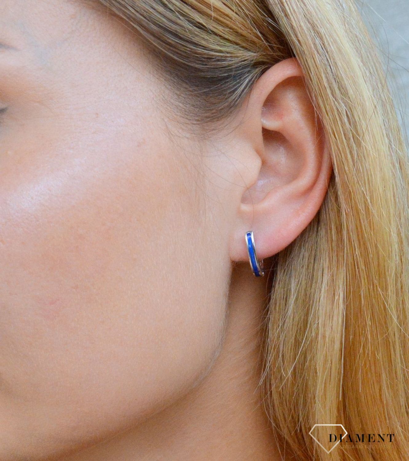 Srebrne kolczyki z niebieską emalią DIA-KLC-10011-925. Kolczyki srebrne z wygodnym zapięciem angielskim. Kolczyki wykonane z najwyższej jakości srebra próby 925. Kolczyki srebrne to świetny pomysł na prezent..jpg