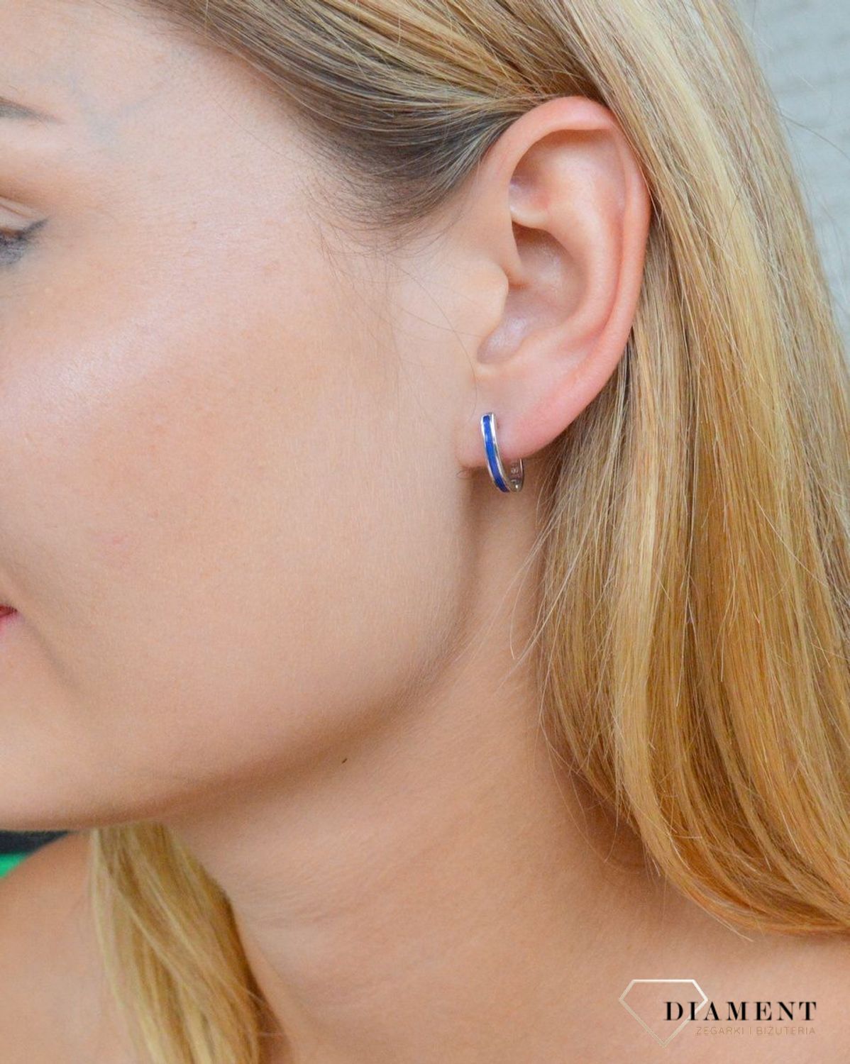 Srebrne kolczyki z niebieską emalią DIA-KLC-10011-925. Kolczyki srebrne z wygodnym zapięciem angielskim. Kolczyki wykonane z najwyższej jakości srebra próby 925. Kolczyki srebrne to świetny pomysł na prezent..jpg