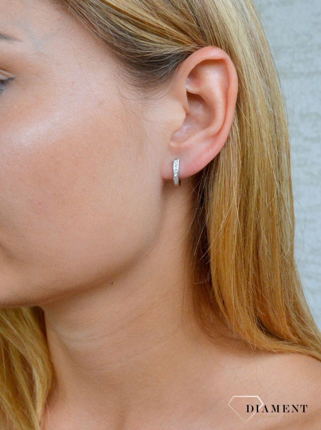 Srebrne kolczyki dla dziewczynki delikatne ozdobione cyrkoniami DIA-KLC-10012-925. Srebrne kolczyki damskie. Kolczyki dziecięce z kamieniem. kolczyki srebrne idealne na prezent. Kolczyki z cyrkoniami dla małej dziewczynki..jpg