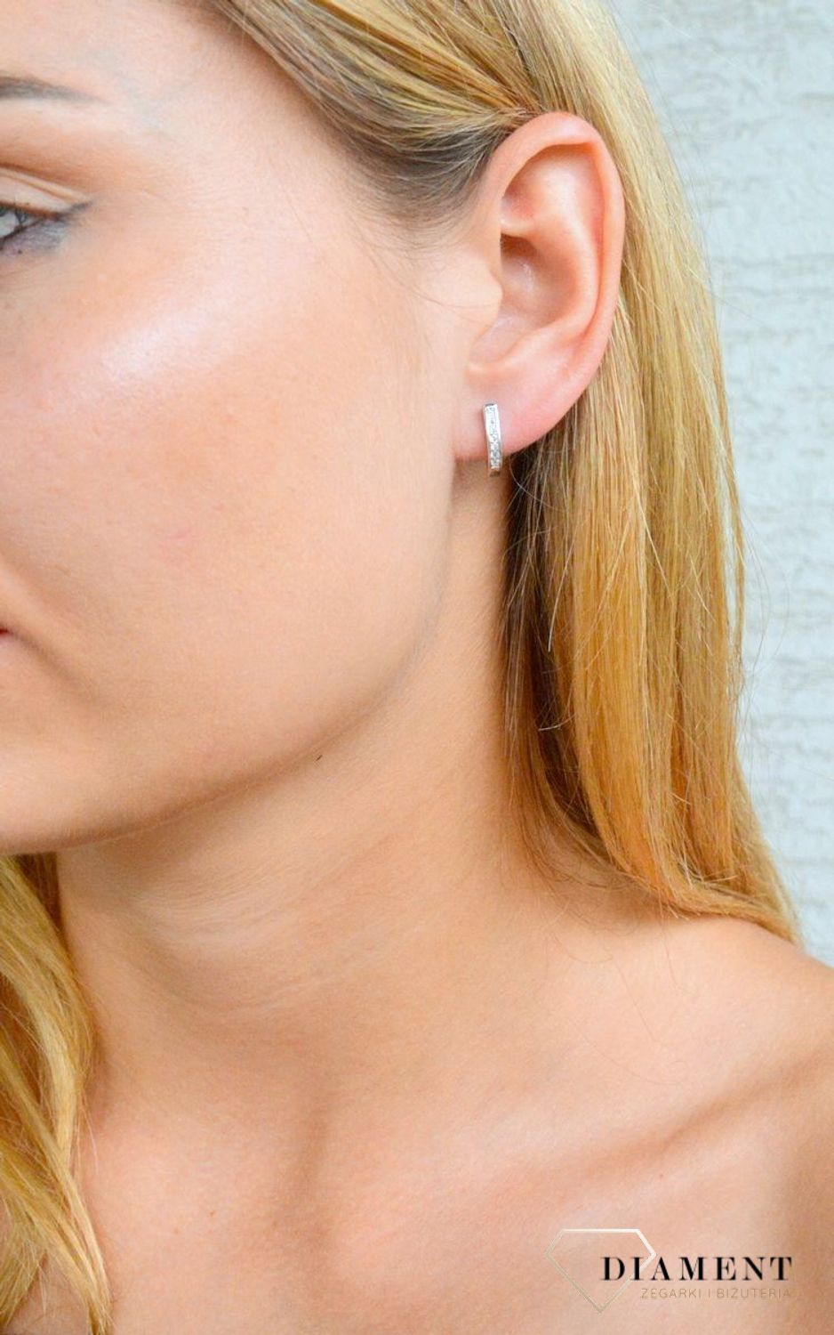 Srebrne kolczyki dla dziewczynki delikatne ozdobione cyrkoniami DIA-KLC-10012-925. Srebrne kolczyki damskie. Kolczyki dziecięce z kamieniem. kolczyki srebrne idealne na prezent. Kolczyki z cyrkoniami dla małej dziewczynki..jpg