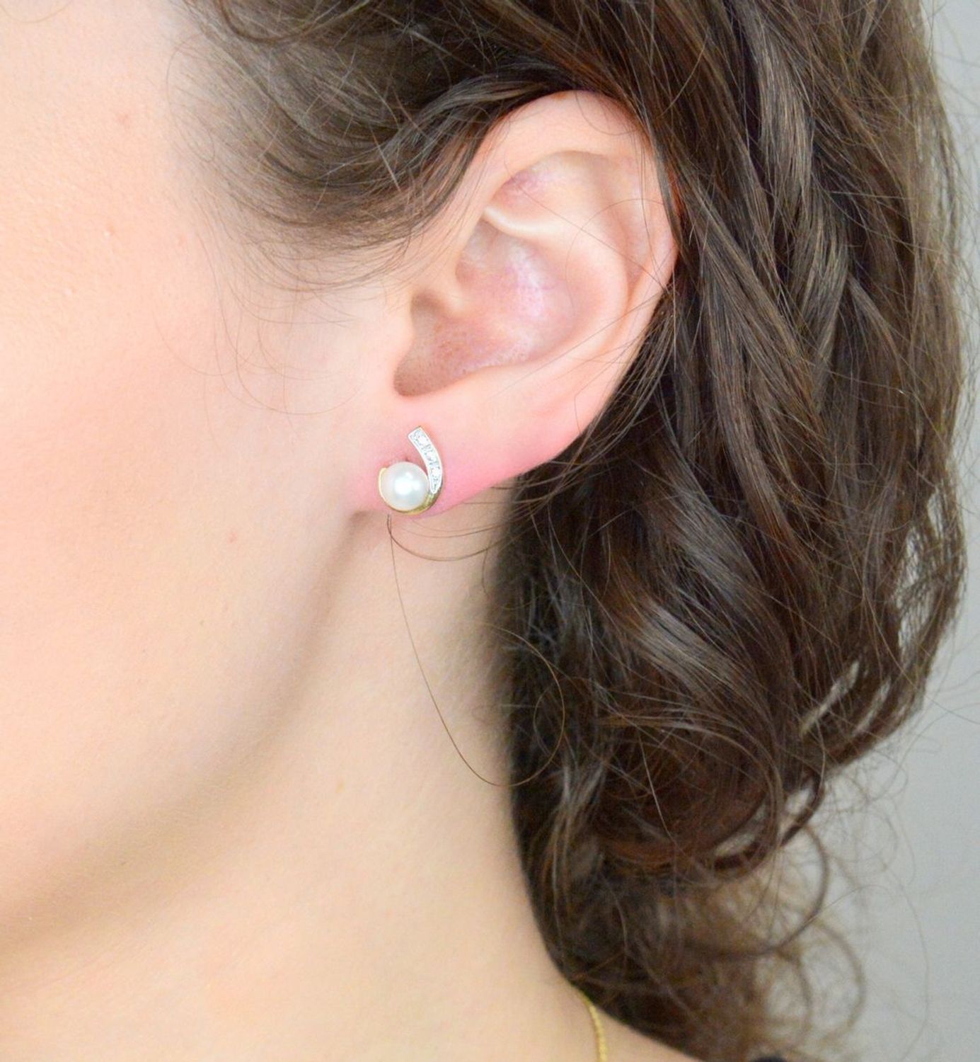 Złote kolczyki Apart perły i cyrkonie wkrętki pr 585 DIA-KLC-1001K-585 Złote kolczyki z perłami. Delikatna złota biżuteria. Kolczyki złote. Prezent dla kobiety. 22.jpg