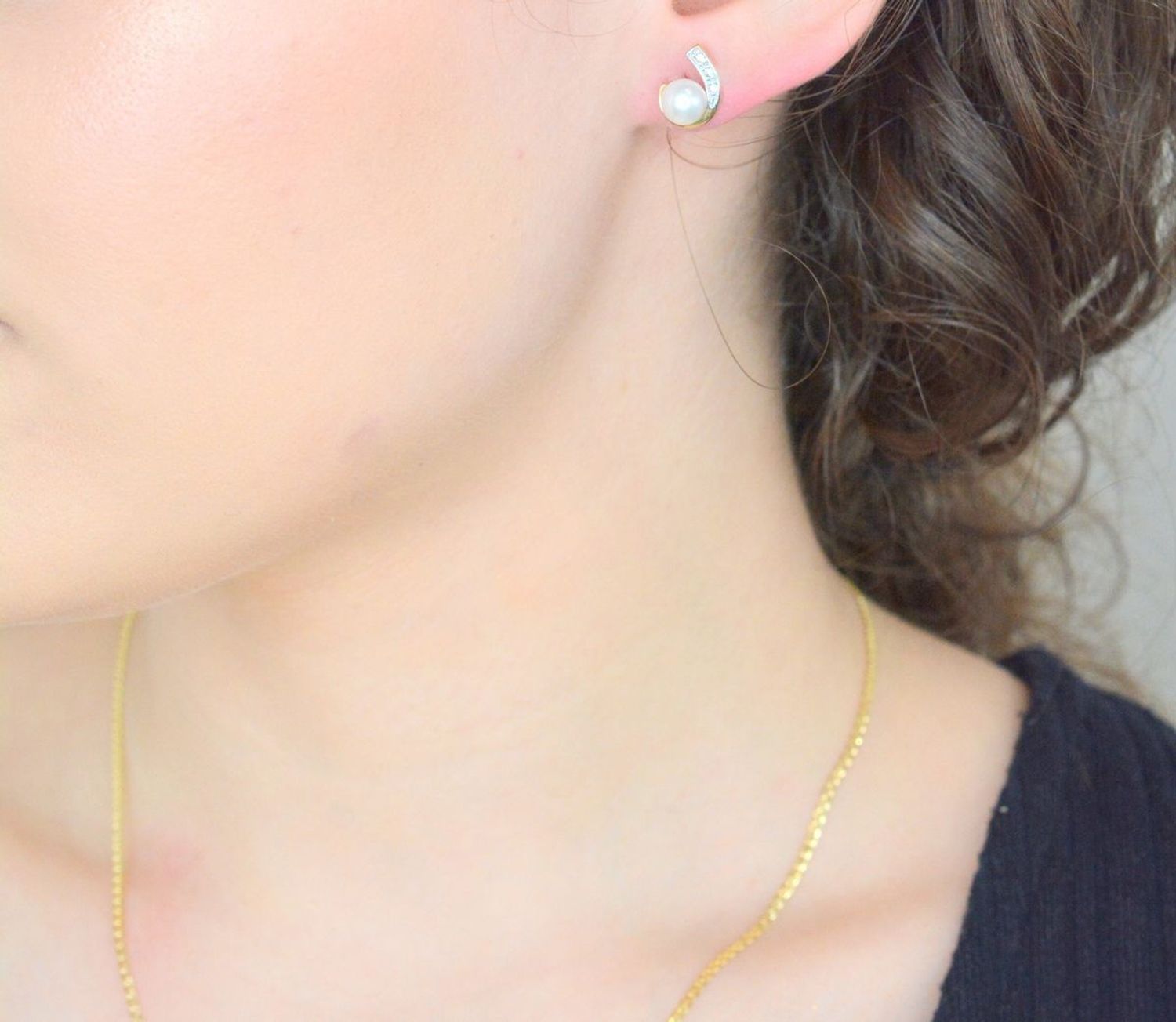 Złote kolczyki Apart perły i cyrkonie wkrętki pr 585 DIA-KLC-1001K-585 Złote kolczyki z perłami. Delikatna złota biżuteria. Kolczyki złote. Prezent dla kobiety. 22.jpg