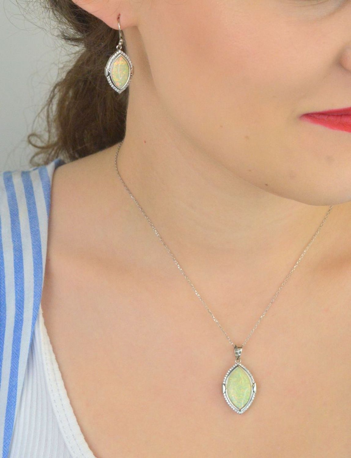 Srebrne kolczyki damskie 925 wiszące z białym opalem oraz cyrkonią DIA-KLC-10086-925. Srebrne kolczyki dla kobiety. Pomysł na prezent dla kobiety. Białe kolczyki. Kolorowe kolczyki na lato z opalem. Kolczyki opal..jpg