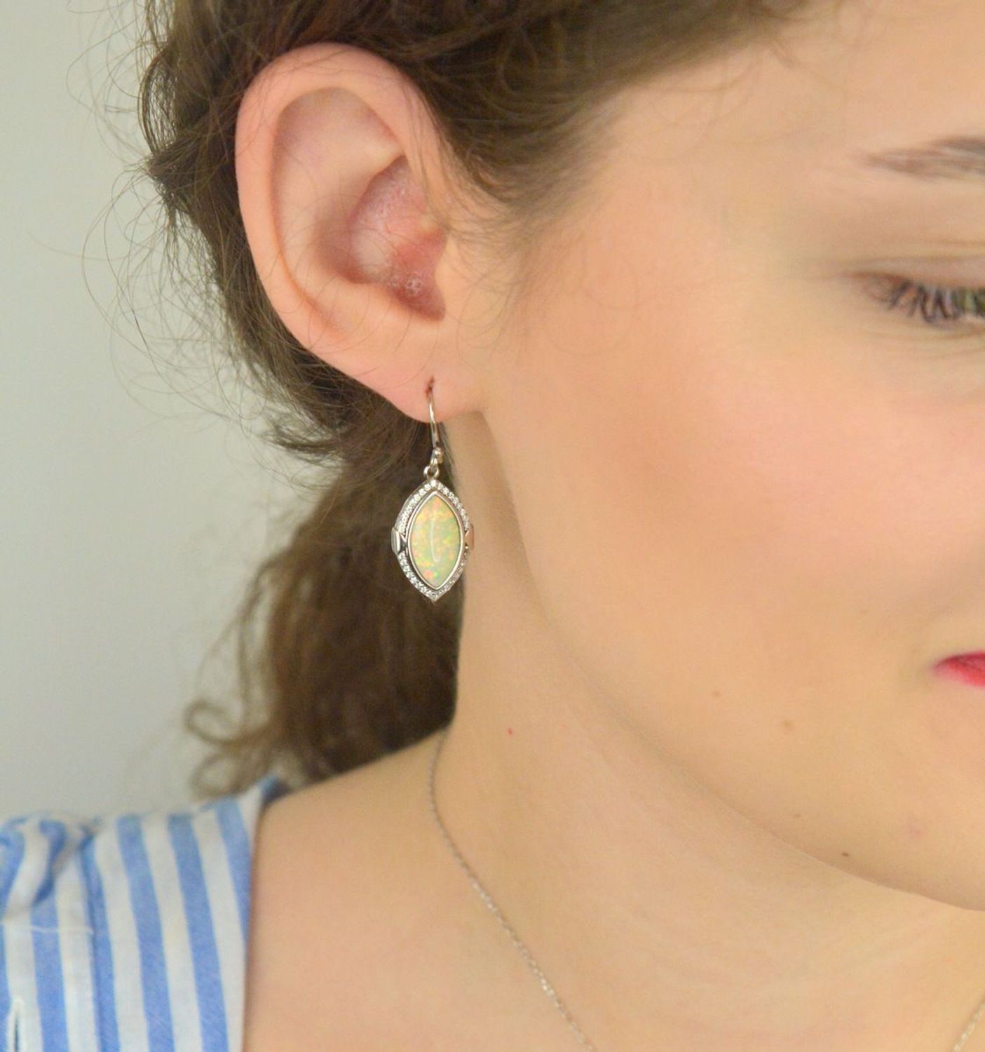 Srebrne kolczyki damskie 925 wiszące z białym opalem oraz cyrkonią DIA-KLC-10086-925. Srebrne kolczyki dla kobiety. Pomysł na prezent dla kobiety. Białe kolczyki. Kolorowe kolczyki na lato z opalem. Kolczyki opal..jpg