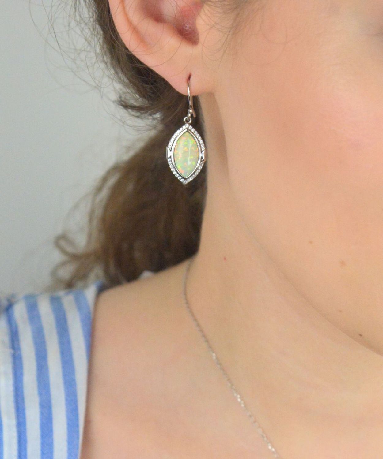 Srebrne kolczyki damskie 925 wiszące z białym opalem oraz cyrkonią DIA-KLC-10086-925. Srebrne kolczyki dla kobiety. Pomysł na prezent dla kobiety. Białe kolczyki. Kolorowe kolczyki na lato z opalem. Kolczyki opal..jpg