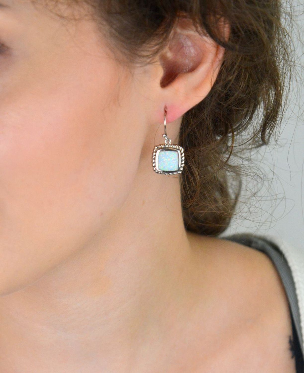 Srebrne kolczyki damskie 925 wiszące kwadraty z białym opalem DIA--10090-925. Srebrne kolczyki dla kobiety. Pomysł na prezent dla kobiety. Białe kolczyki. 1.jpg