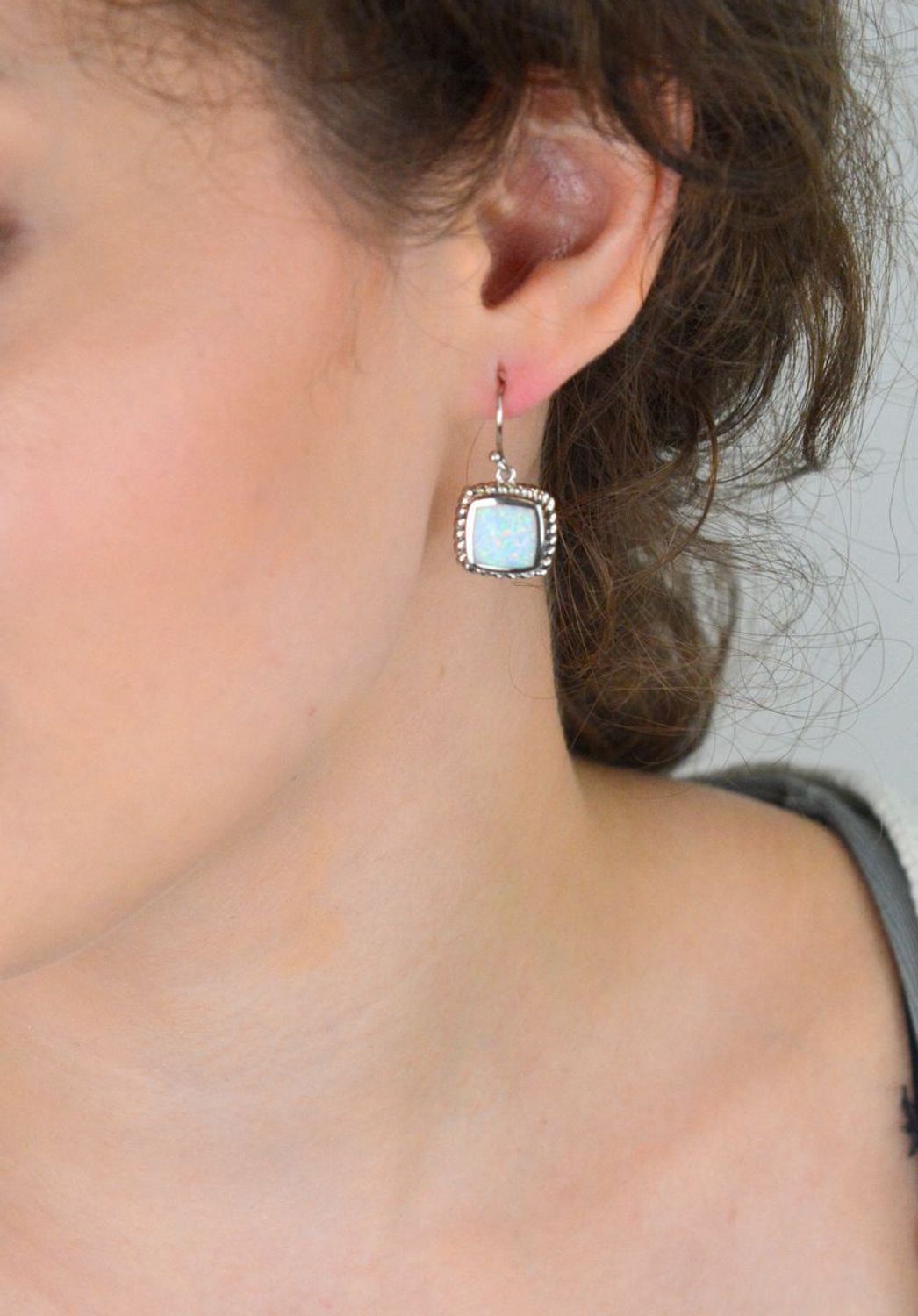 Srebrne kolczyki damskie 925 wiszące kwadraty z białym opalem DIA--10090-925. Srebrne kolczyki dla kobiety. Pomysł na prezent dla kobiety. Białe kolczyki. 1.jpg
