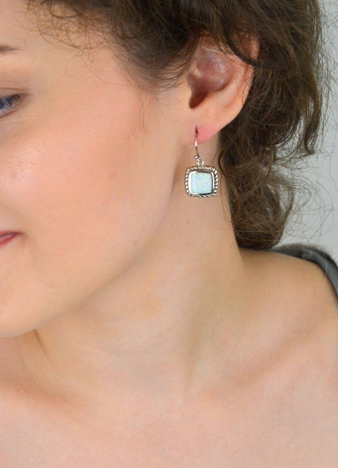 Srebrne kolczyki damskie 925 wiszące kwadraty z białym opalem DIA--10090-925. Srebrne kolczyki dla kobiety. Pomysł na prezent dla kobiety. Białe kolczyki. 1.jpg