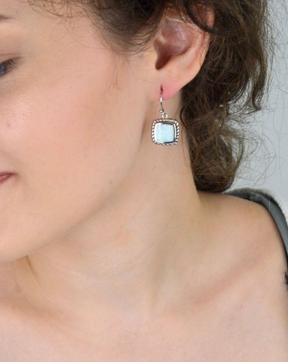 Srebrne kolczyki damskie 925 wiszące kwadraty z białym opalem DIA--10090-925. Srebrne kolczyki dla kobiety. Pomysł na prezent dla kobiety. Białe kolczyki. 1.jpg