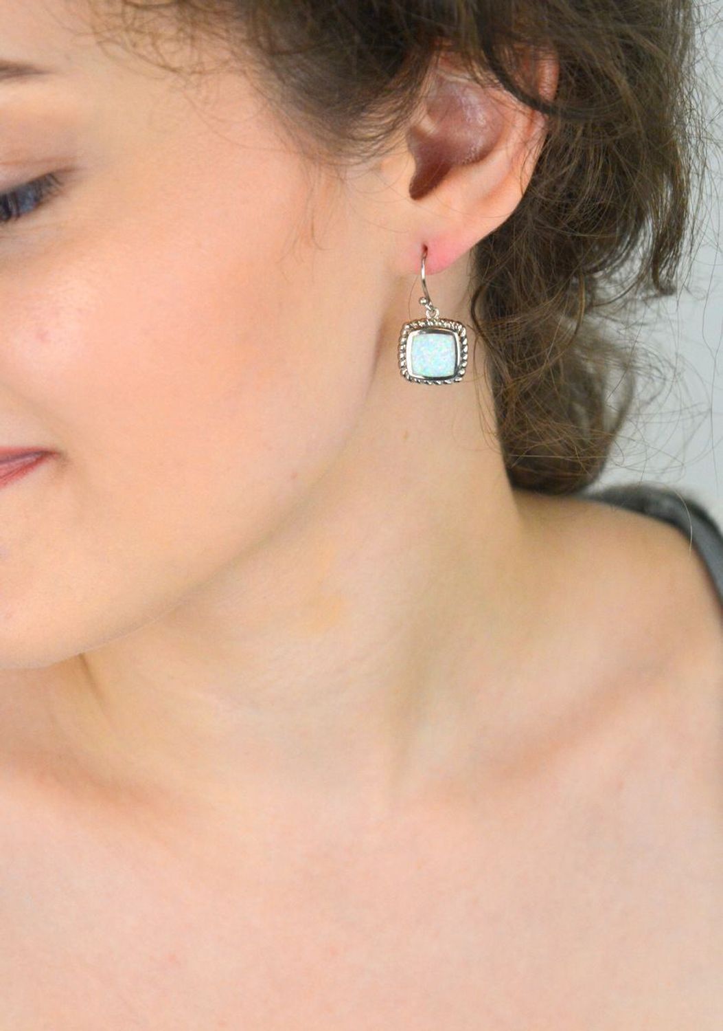 Srebrne kolczyki damskie 925 wiszące kwadraty z białym opalem DIA--10090-925. Srebrne kolczyki dla kobiety. Pomysł na prezent dla kobiety. Białe kolczyki. 1.jpg