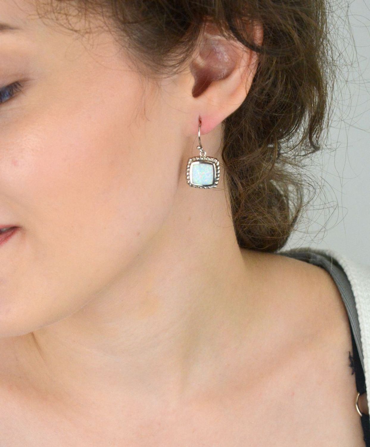 Srebrne kolczyki damskie 925 wiszące kwadraty z białym opalem DIA--10090-925. Srebrne kolczyki dla kobiety. Pomysł na prezent dla kobiety. Białe kolczyki. 1.jpg