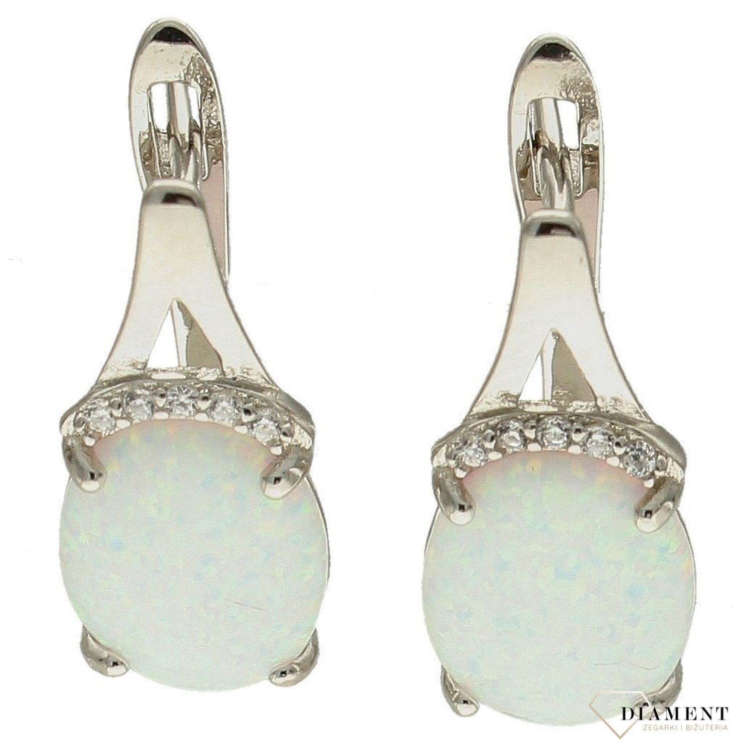 Srebrne kolczyki damskie angielskie 925 z okrągłym kamieniem biały opal DIA-KLC-10091-925. Srebrne kolczyki dla kobiety. Pomysł na prezent dla kobiety. Białe kolczyki. Kolorowe kolczyki na lato z opalem. Kolczyki opal..jpg