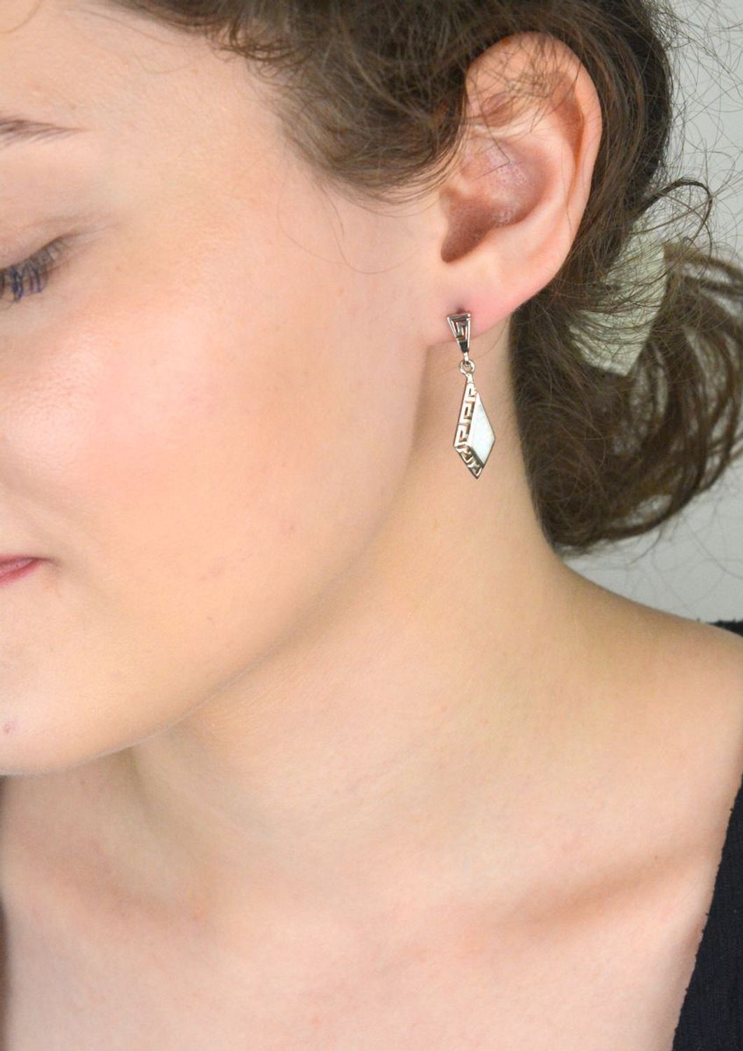 Srebrne kolczyki damskie 925 z białym opalem wzór droga grecka DIA-KLC-10092-925. Srebrne kolczyki dla kobiety. Pomysł na prezent dla kobiety. Białe kolczyki. Kolorowe kolczyki na lato z opalem. Kolczyki opal..jpg