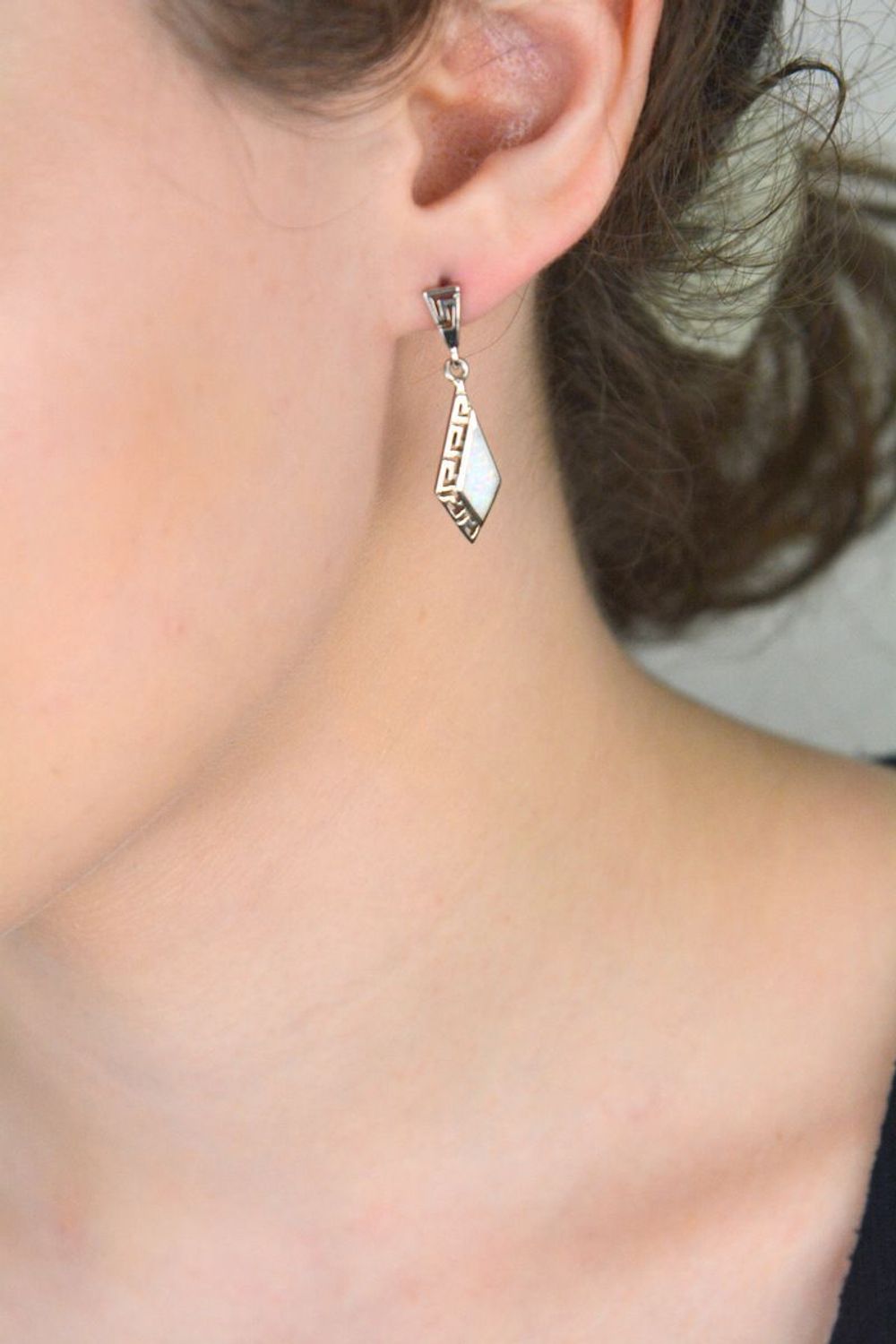 Srebrne kolczyki damskie 925 z białym opalem wzór droga grecka DIA-KLC-10092-925. Srebrne kolczyki dla kobiety. Pomysł na prezent dla kobiety. Białe kolczyki. Kolorowe kolczyki na lato z opalem. Kolczyki opal..jpg