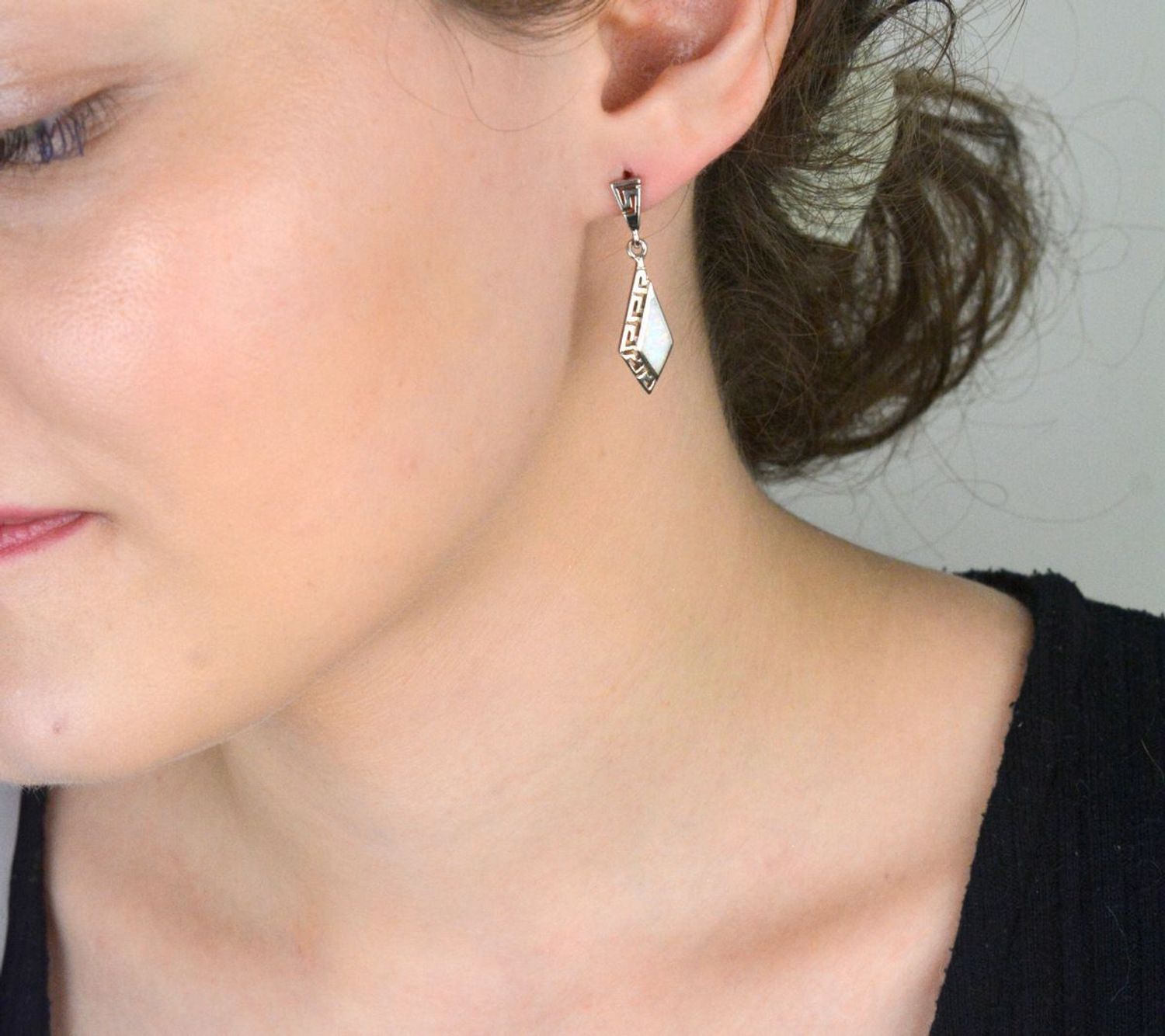 Srebrne kolczyki damskie 925 z białym opalem wzór droga grecka DIA-KLC-10092-925. Srebrne kolczyki dla kobiety. Pomysł na prezent dla kobiety. Białe kolczyki. Kolorowe kolczyki na lato z opalem. Kolczyki opal..jpg