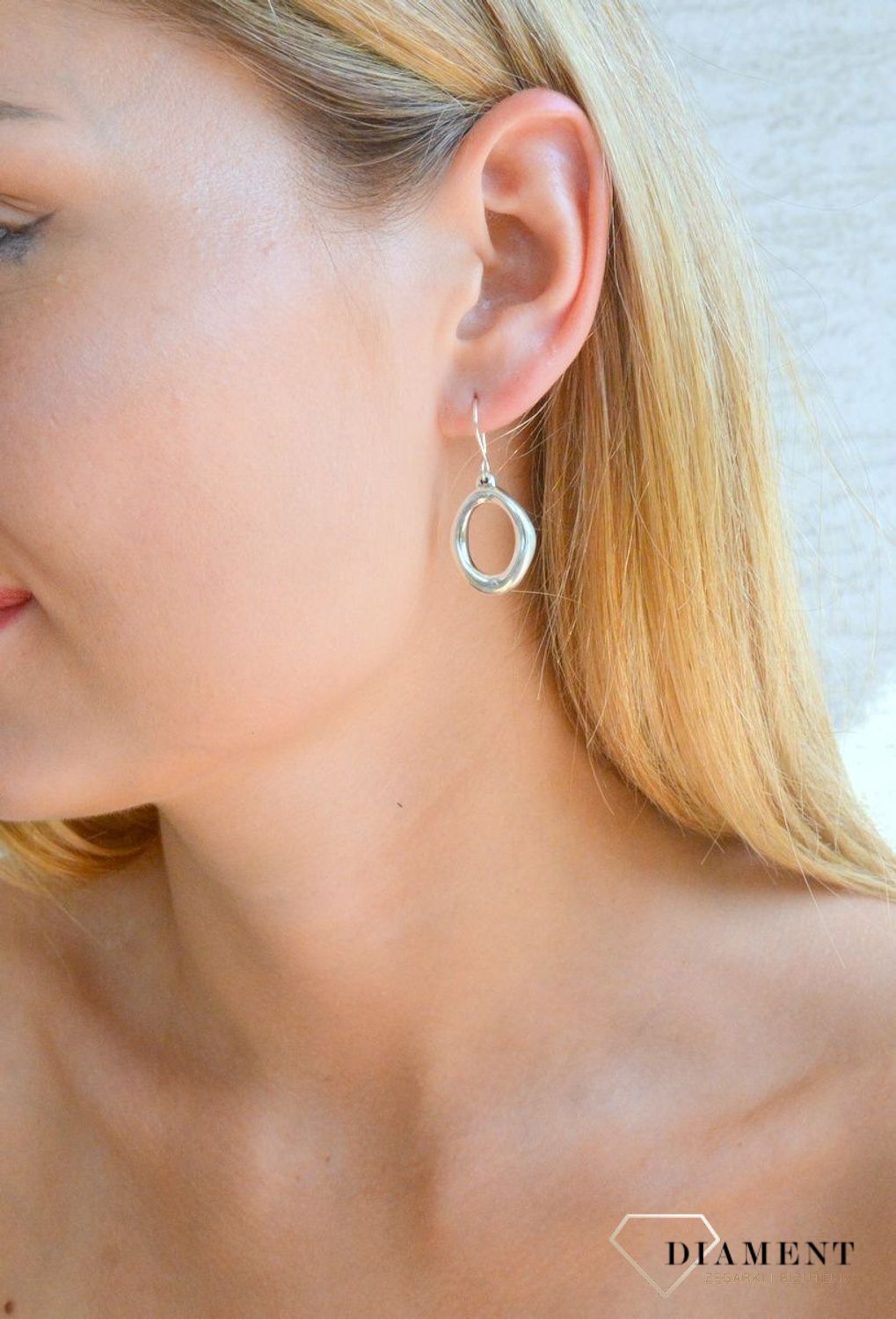 Srebrne kolczyki damskie 925 wiszące długie owale DIA-KLC-10109-925. Srebrne kolczyki wiszące. Srebrna biżuteria na prezent. Owalne kolczyki. Pomysł na prezent. Oryginalne kolczyki. Delikatna biżuteria. Długie kolczyki..jpg