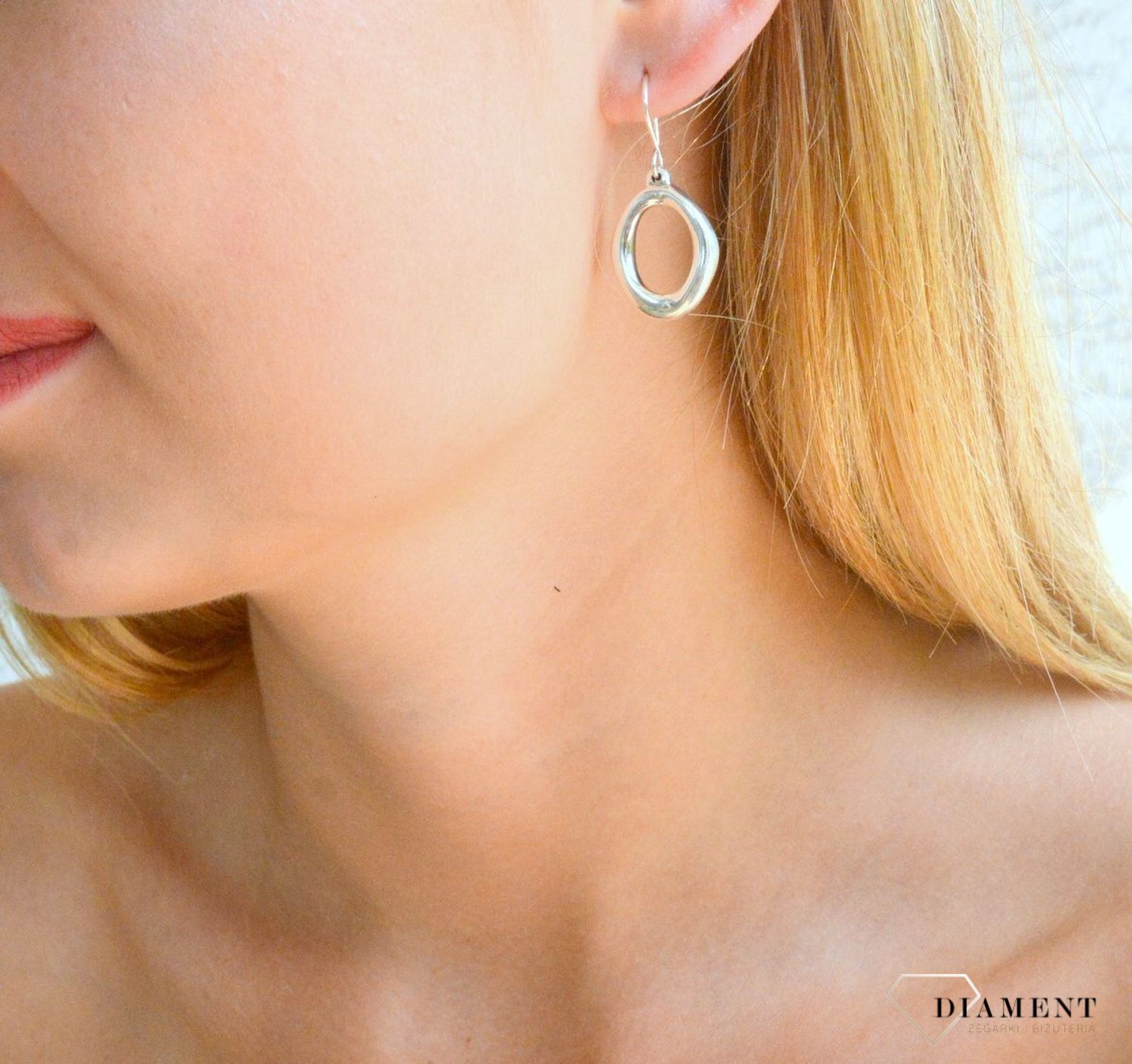 Srebrne kolczyki damskie 925 wiszące długie owale DIA-KLC-10109-925. Srebrne kolczyki wiszące. Srebrna biżuteria na prezent. Owalne kolczyki. Pomysł na prezent. Oryginalne kolczyki. Delikatna biżuteria. Długie kolczyki..jpg