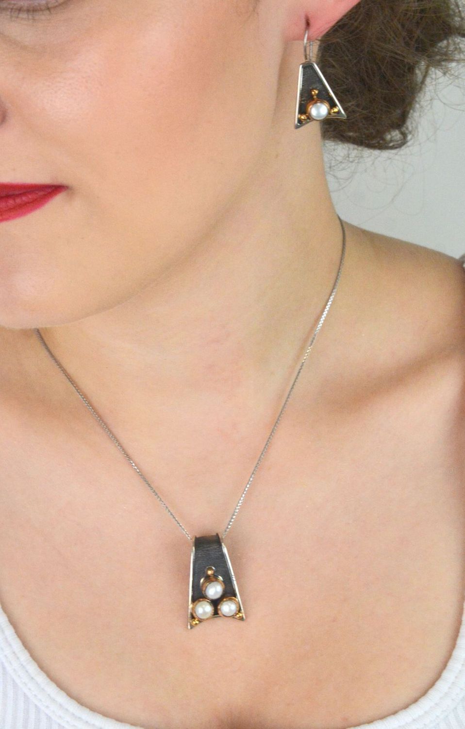 Srebrne kolczyki damskie próba 925, trójkątne oksydowane z perłami, długość 7,24 cm, zapięcie na bigiel angielski. Elegancka biżuteria na specjalne okazje.1.jpg