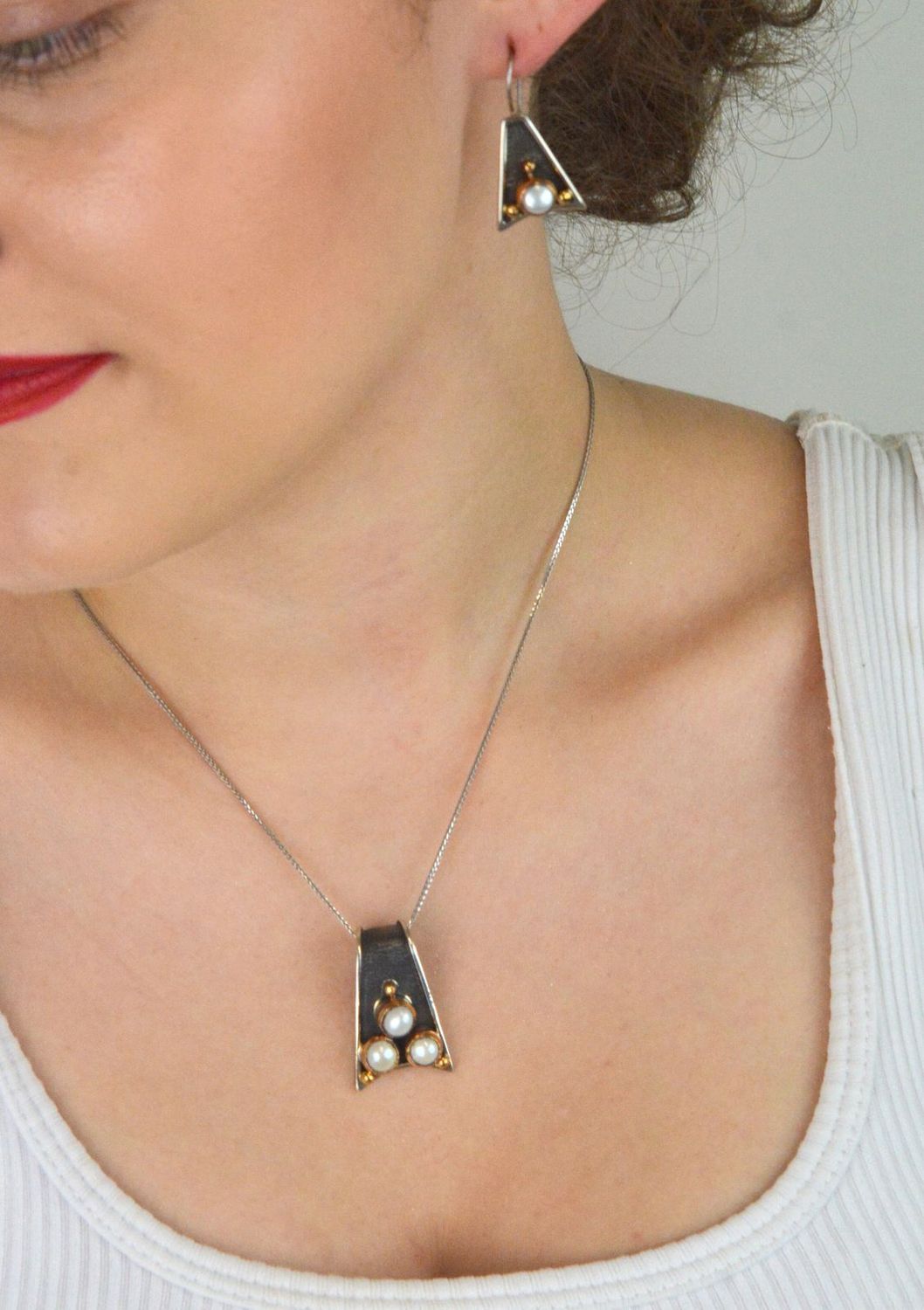 Srebrne kolczyki damskie próba 925, trójkątne oksydowane z perłami, długość 7,24 cm, zapięcie na bigiel angielski. Elegancka biżuteria na specjalne okazje.1.jpg