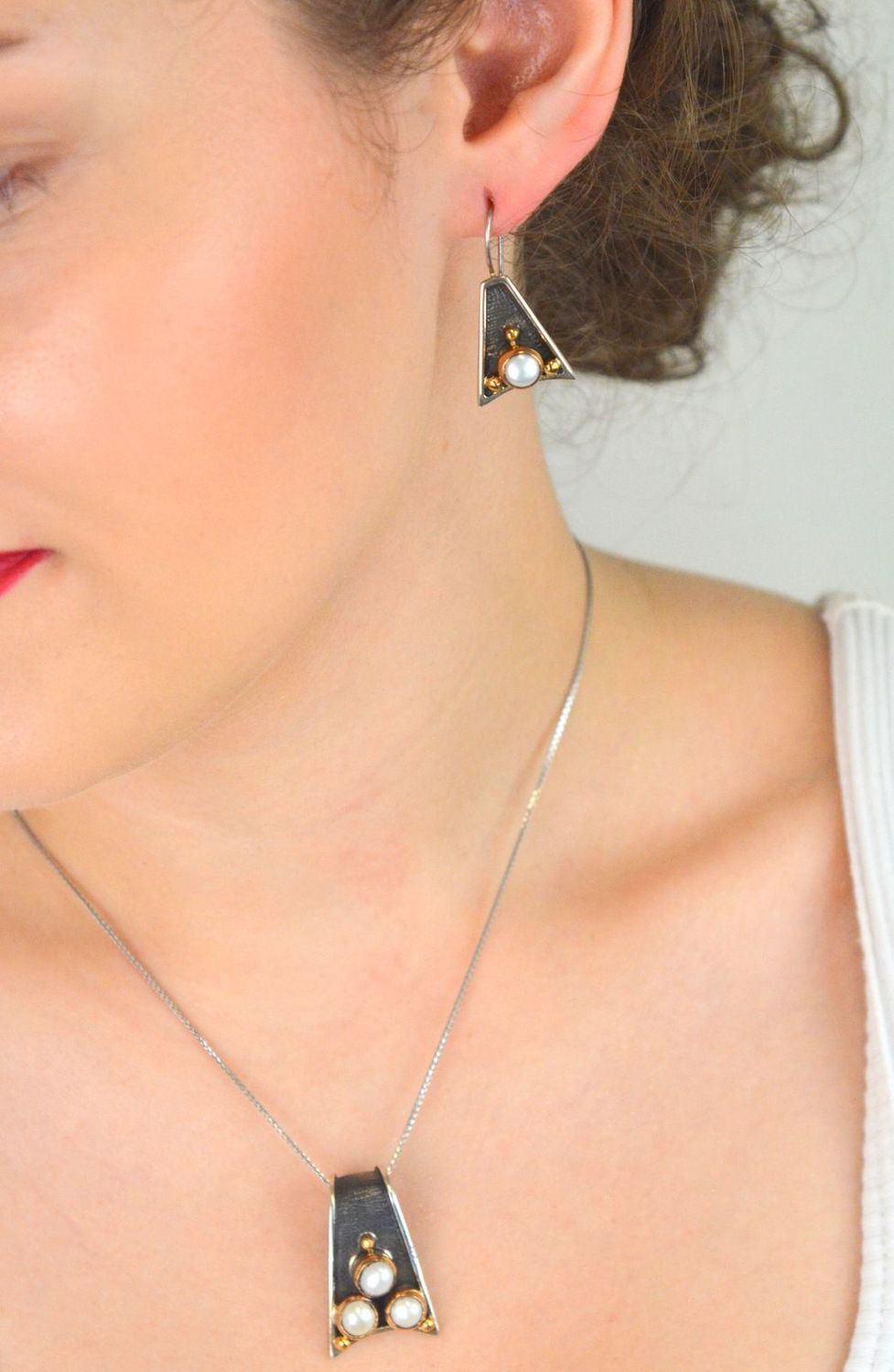 Srebrne kolczyki damskie próba 925, trójkątne oksydowane z perłami, długość 7,24 cm, zapięcie na bigiel angielski. Elegancka biżuteria na specjalne okazje.1.jpg